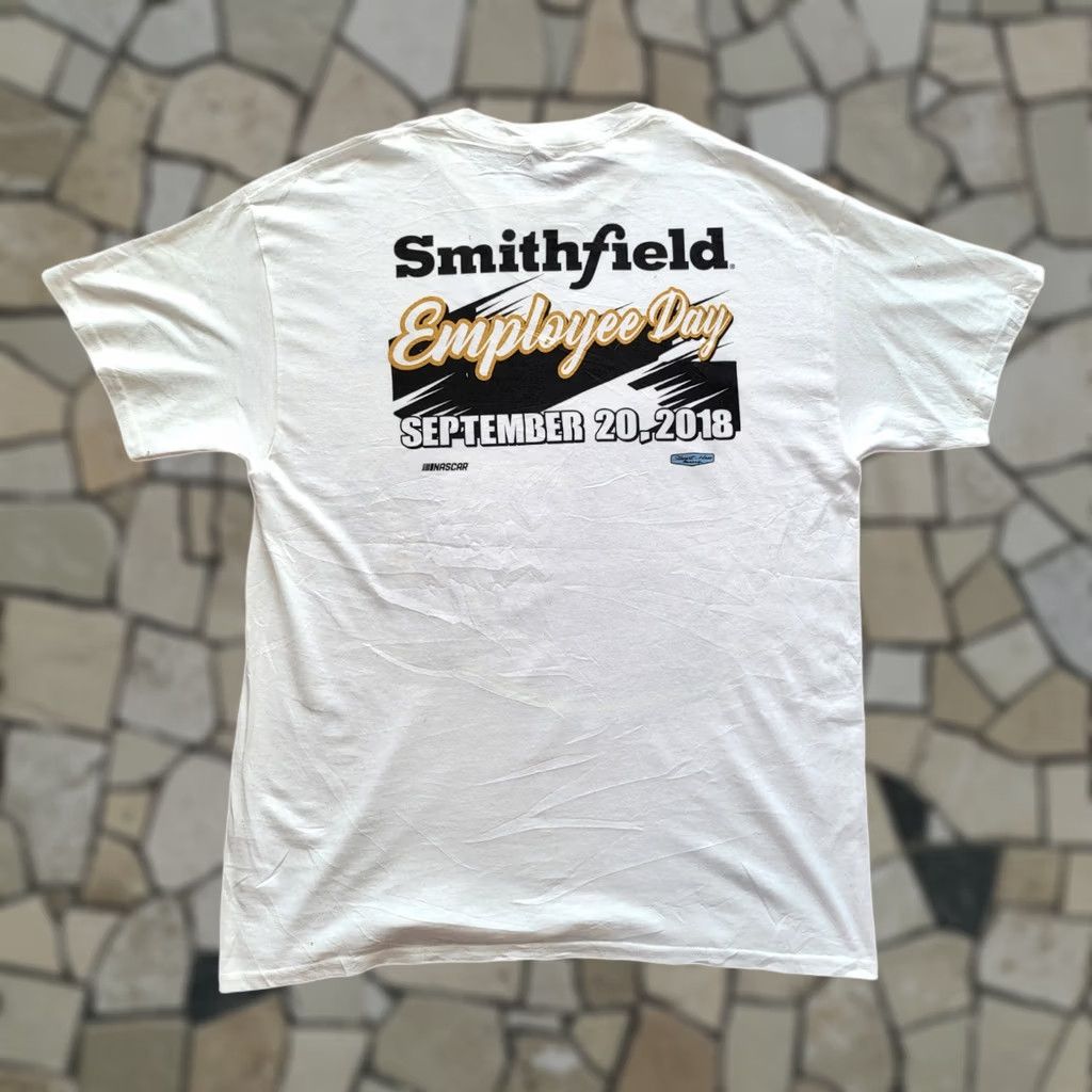 NASCAR VINTAGE Smithfield Racing NASCAR Employee Day T-Shirt 2018 Stewart-Haas Racing 100% Cotton White Large (L) Short Sleeve Crew Neck Mens Size US L / EU 52-54 / 3 - 1 Thumbnail