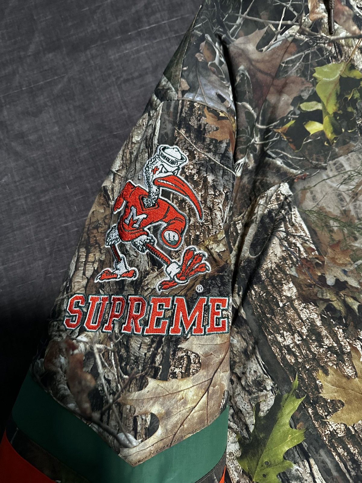 Mitchell & Ness × NCAA × Supreme Supreme Mitchell & Ness NCAA Hooded Stadium Jacket Size US XL / EU 56 / 4 - 4 Thumbnail