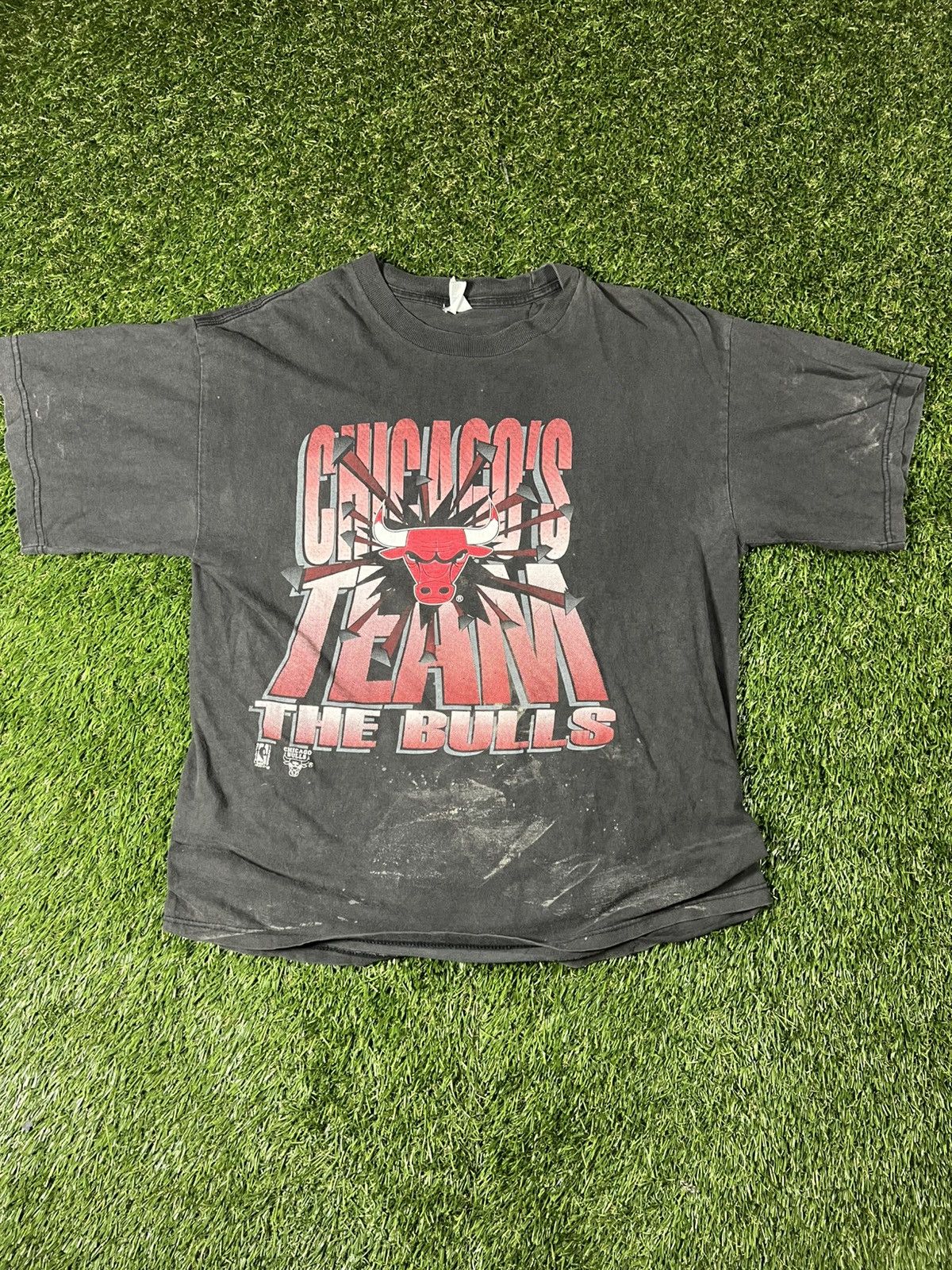 NBA Vintage 90’s Chicago Bulls NBA Shattered Glass Faded Tee Size US XL / EU 56 / 4 - 1 Thumbnail