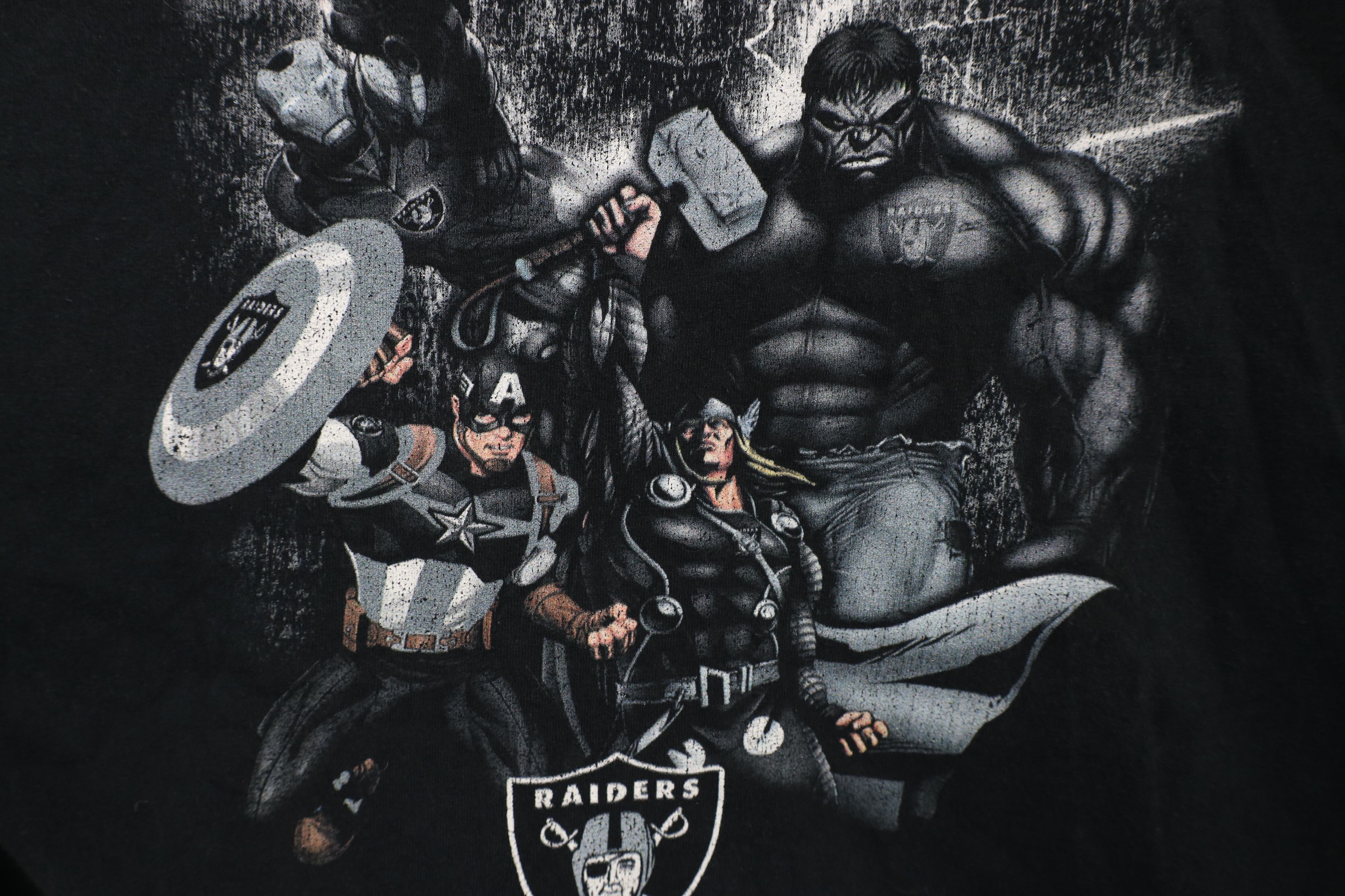 Vintage Vintage Marvel Comics x NFL Oakland Raiders Football T-Shirt Size US XXL / EU 58 / 5 - 6 Thumbnail
