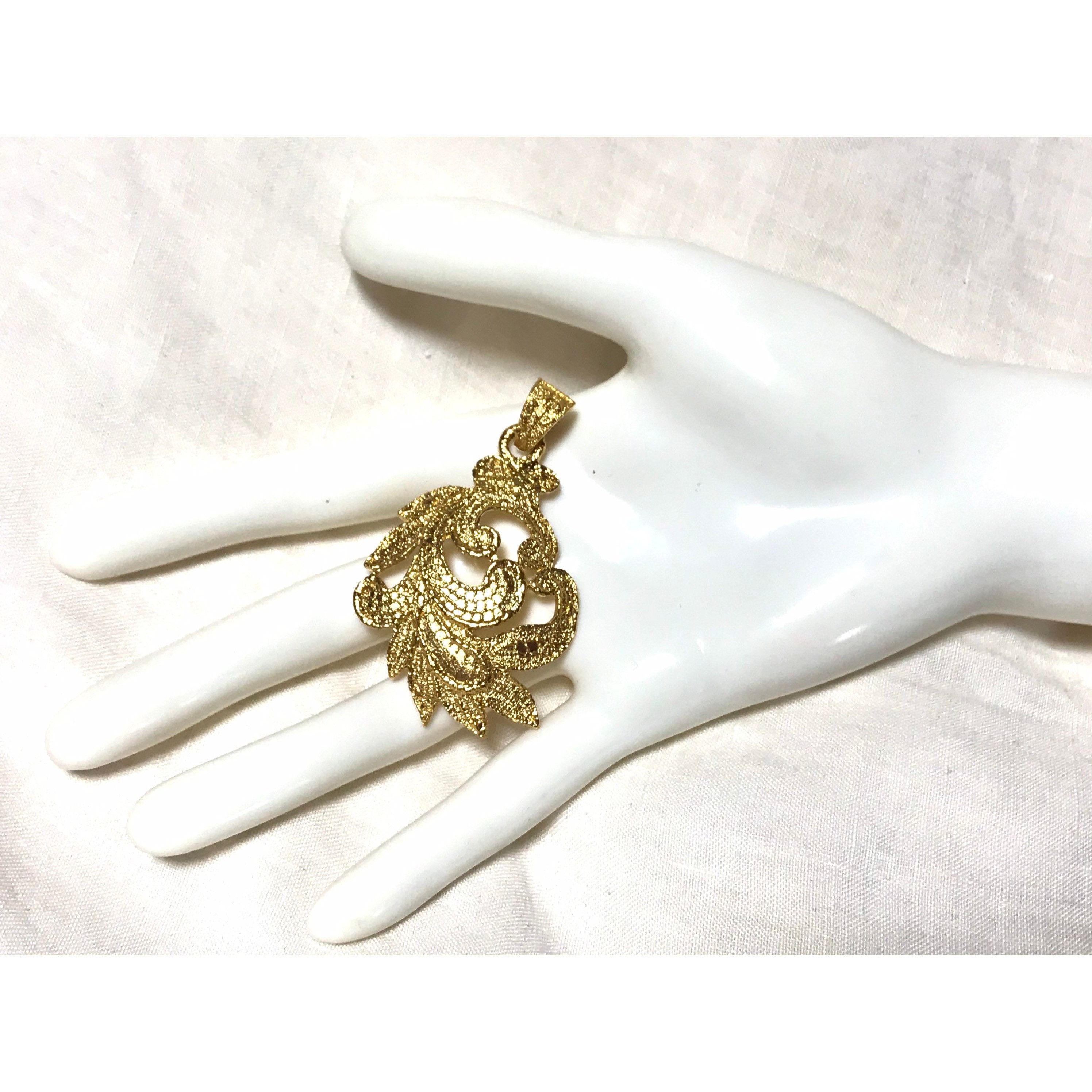 Yves Saint Laurent MINT. Vintage Yves Saint Laurent arabesque pendant top. Size ONE SIZE - 2 Thumbnail