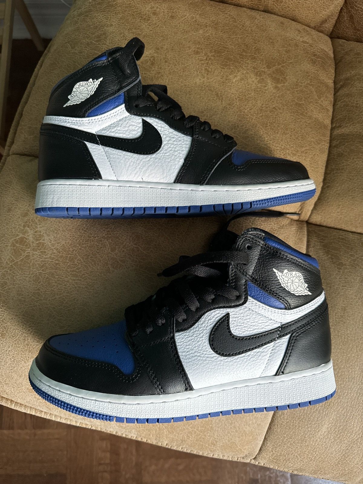 Jordan Brand Air Jordan 1 Royal Toe GS Size US 6 / EU 39 - 1 Thumbnail