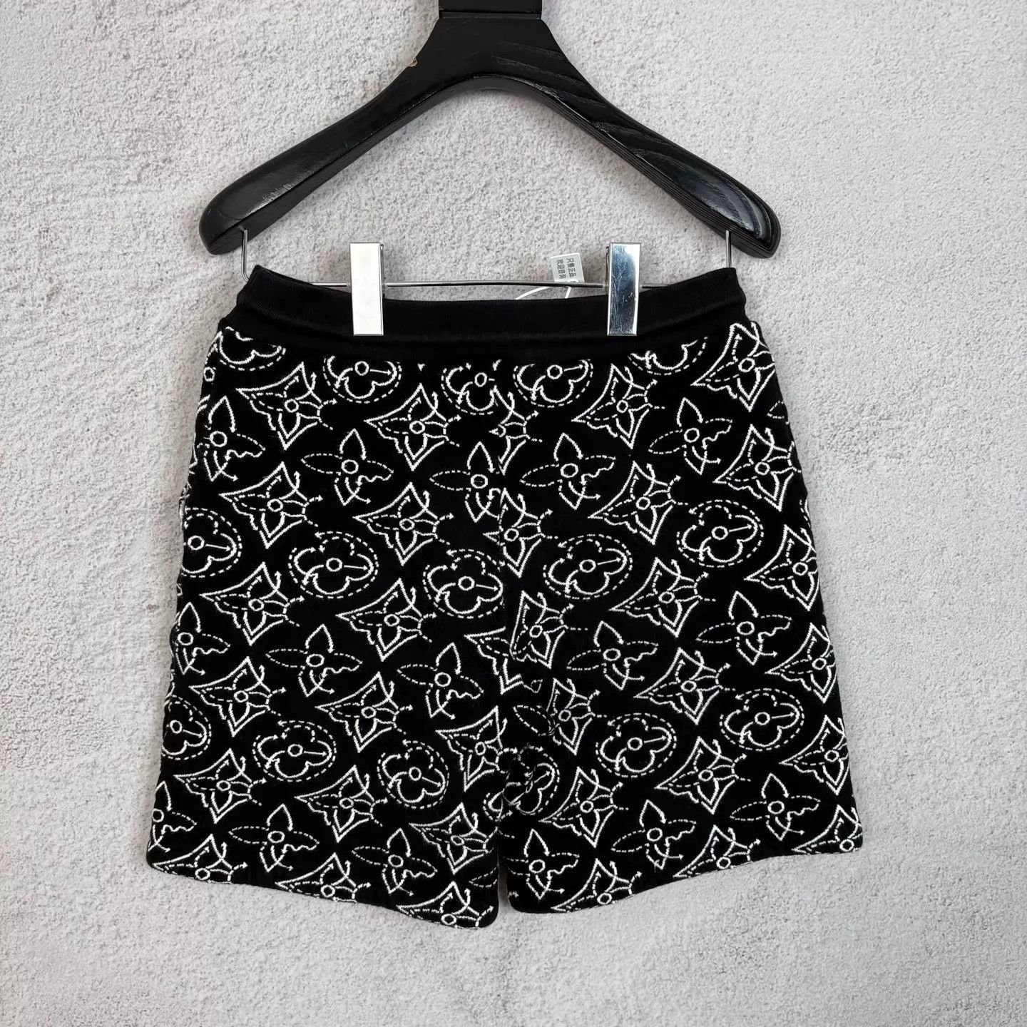 Louis Vuitton LV Men's Black Floral All-Over Print Shorts XS (New) Size US 26 / EU 42 - 2 Thumbnail