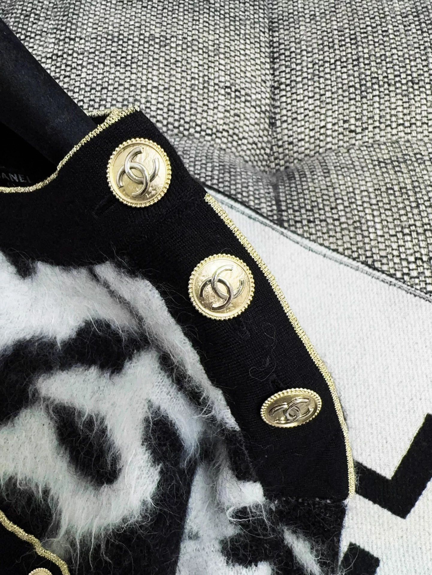 Chanel Chanel 20A Black & White Camellia Mohair Gold Crew Sweater Size XS / US 0-2 / IT 36-38 - 4 Thumbnail