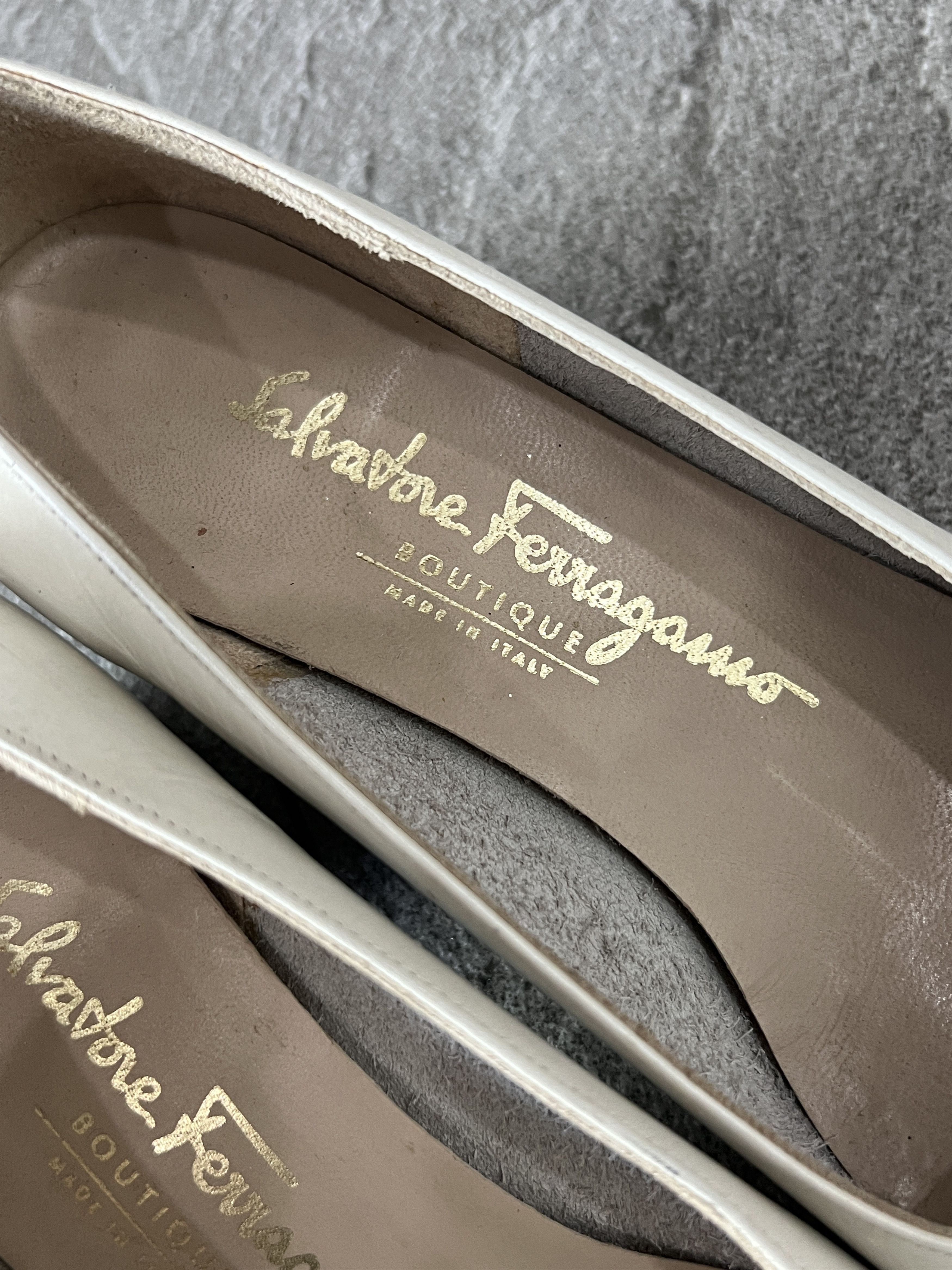 Salvatore Ferragamo Ferragamo Vara Bow Pumps Cream Leather Heels 5C Size US 5 / IT 35 - 10 Thumbnail
