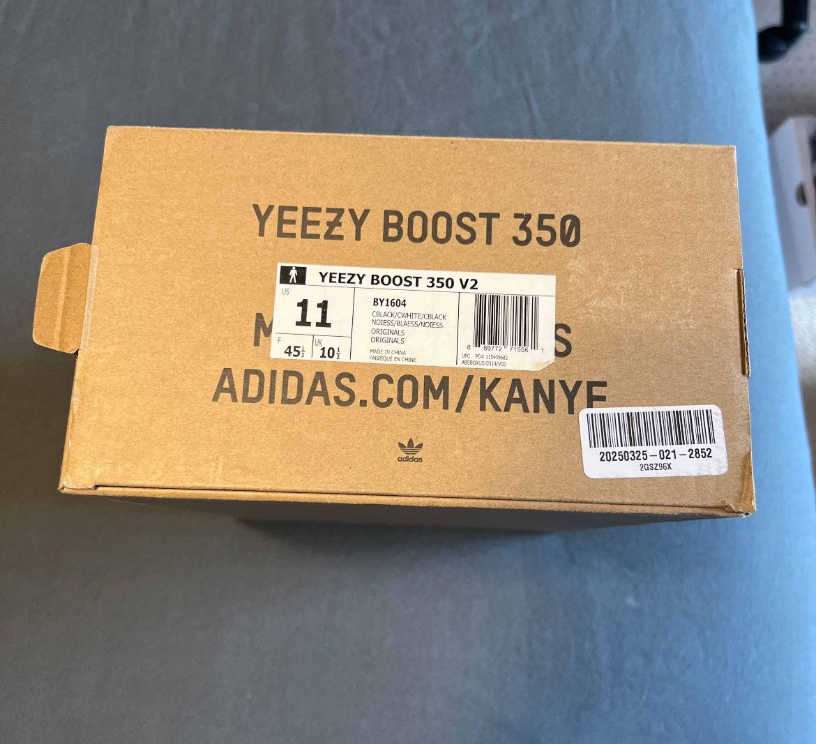 Adidas × Kanye West Adidas Yeezy Boost 350 V2 Oreo Size 11 BY1604 Size US 11 / EU 44 - 7 Thumbnail