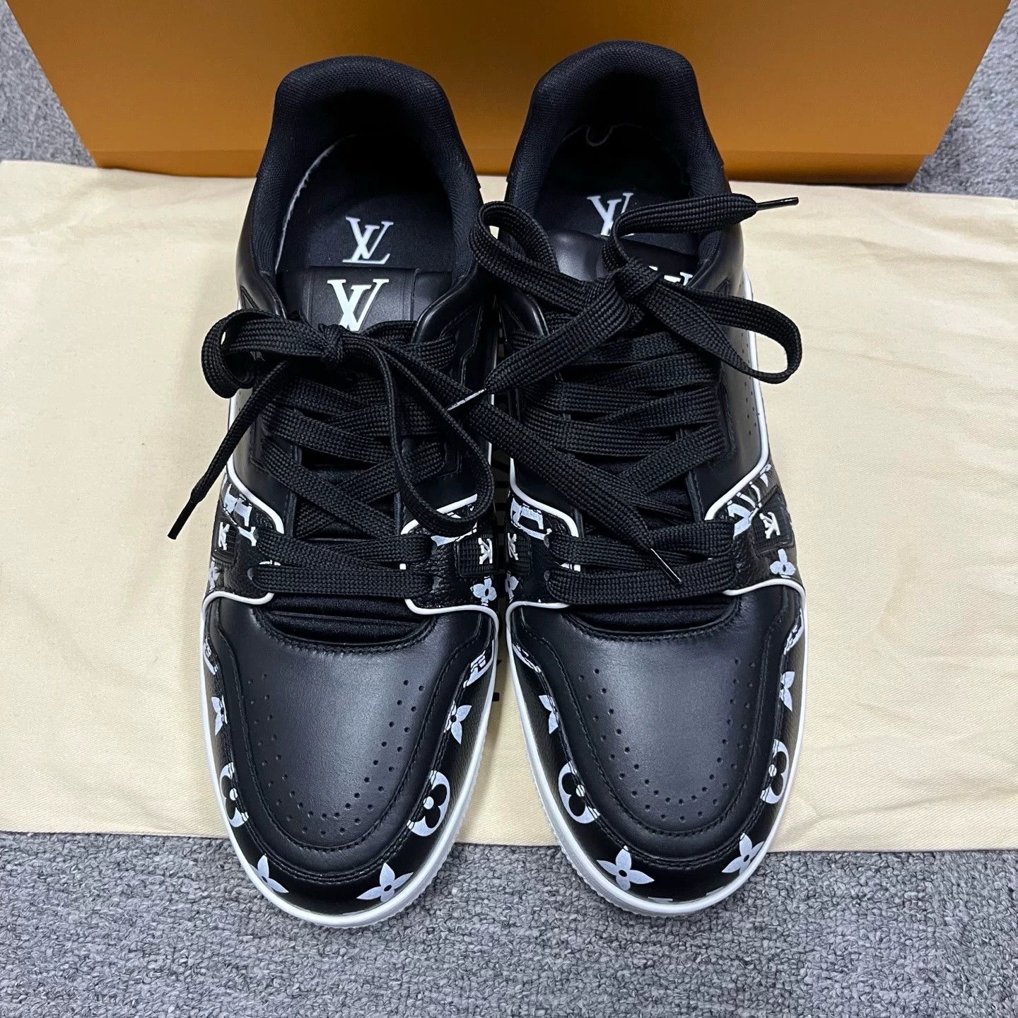 Louis Vuitton Louis Vuitton Black Leather Low-Top Sneakers Size US 9.5 / EU 42-43 - 2 Thumbnail