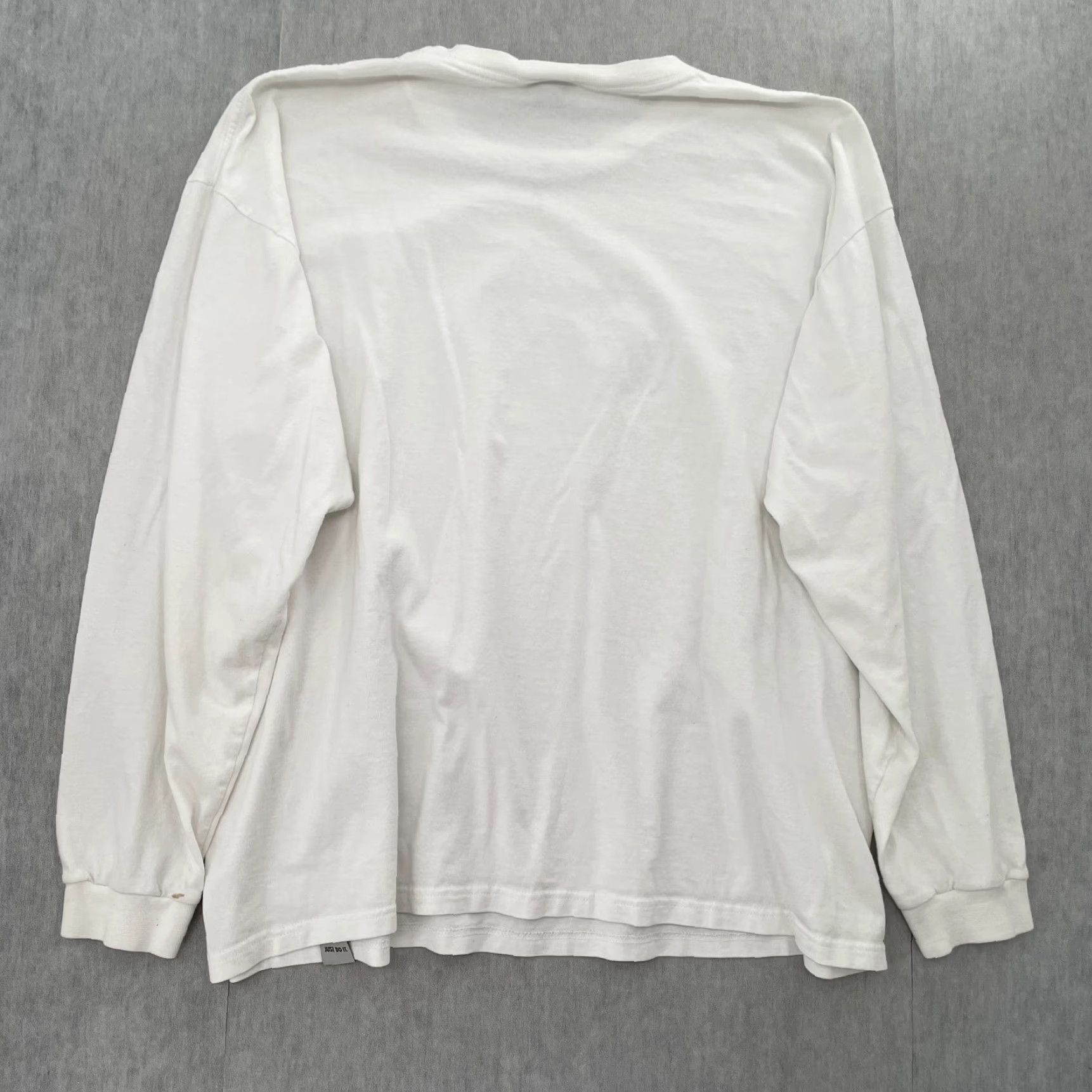 Nike VINTAGE Nike Shirt Adult XL White Long Sleeve Crew Neck Center Logo Mens Y2K Size US XL / EU 56 / 4 - 5 Thumbnail