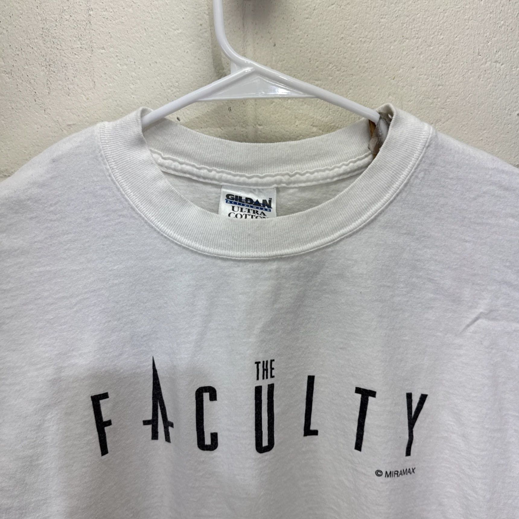 Gildan VINTAGE The Faculty Movie Promo Shirt XL White Knit Crew Neck Unisex Adults 90s Horror Limited Edition Fans Size US XL / EU 56 / 4 - 4 Thumbnail