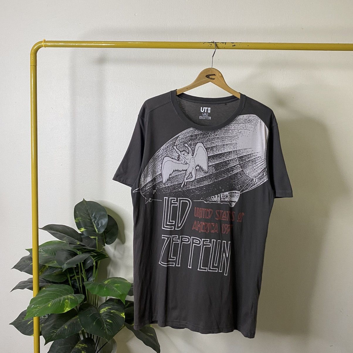 Led Zeppelin Uniqlo UT x Led Z band Collaboration Tee Size US L / EU 52-54 / 3 - 1 Thumbnail