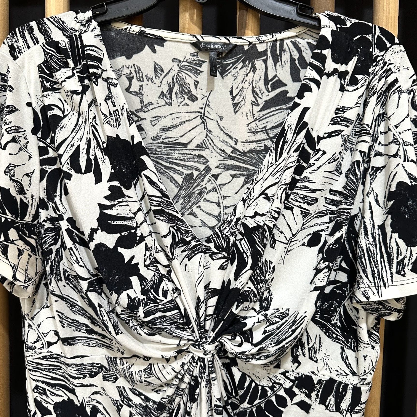 Vintage Daisy Fuentes Blouse Womens XL Black White Floral Twist Front Stretch Top Tunic V-Neck Flutter Sleeve Pullover Casual Short Sleeve Size XL / US 12-14 / IT 48-50 - 4 Thumbnail