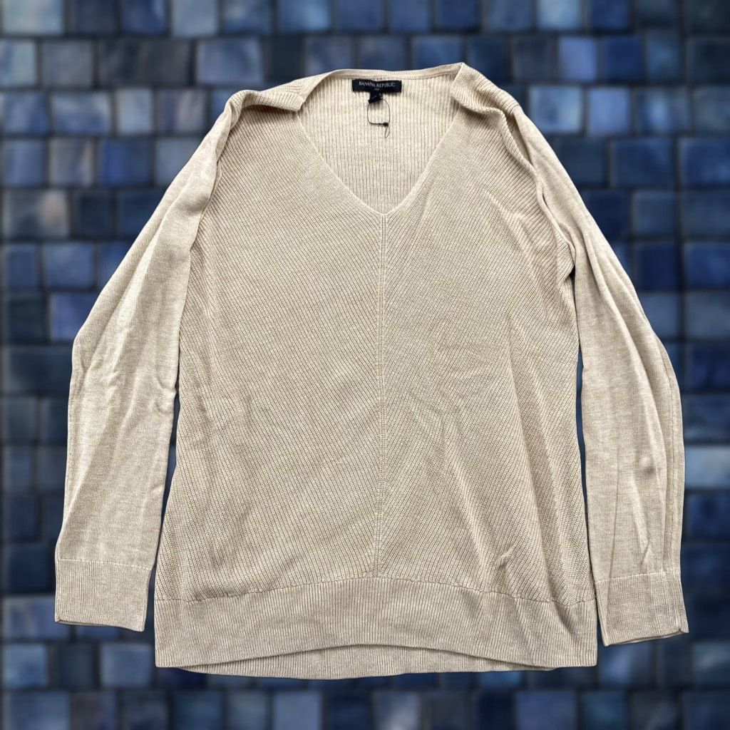 Banana Republic VINTAGE Banana Republic Women’s Lightweight Beige V Neck Sweater in Size Small Size S / US 4 / IT 40 - 1 Thumbnail