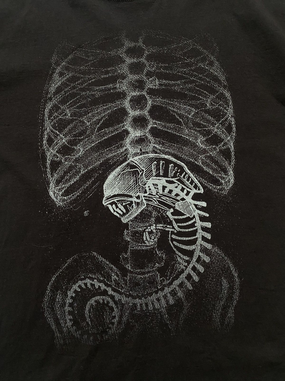 Fruit Of The Loom Vintage Xenomorph Alien X Ray horror movie y2k t shirt Size US XL / EU 56 / 4 - 7 Thumbnail