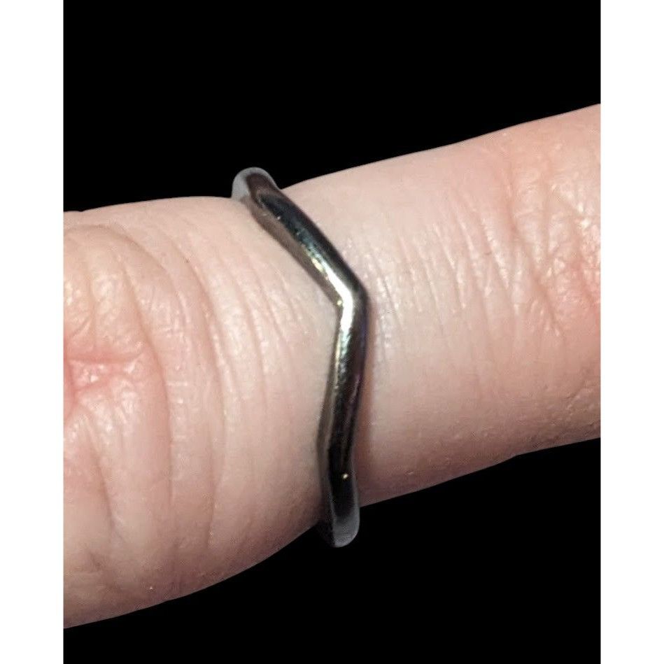 Other Minimalist Slight Chevron Silver Gunmetal Tone Ring Size 6 Size ONE SIZE - 5 Thumbnail