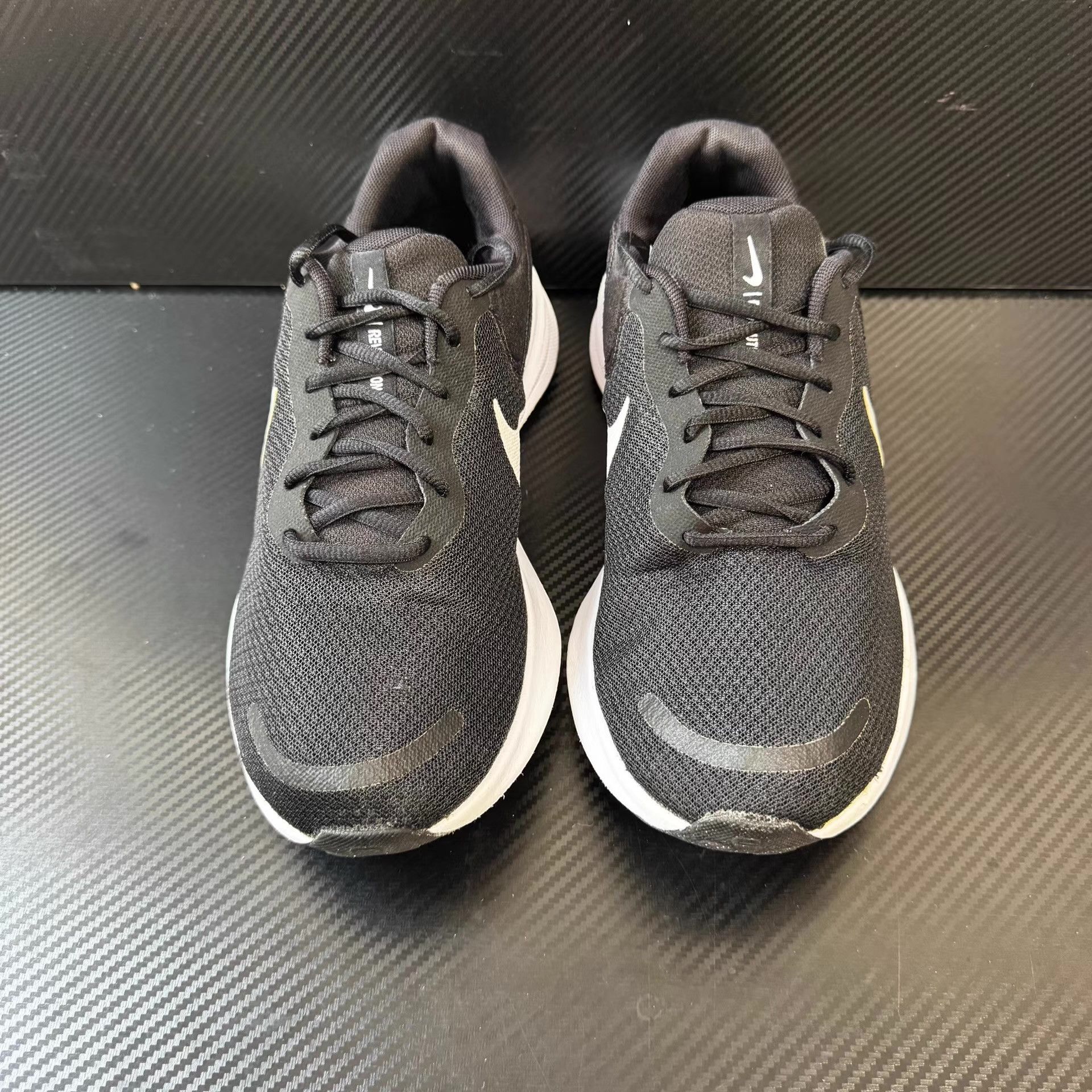 Nike Nike Revolution 7 Running Shoes, Black & White Colorway Q10 Size US 8 / EU 41 - 2 Thumbnail