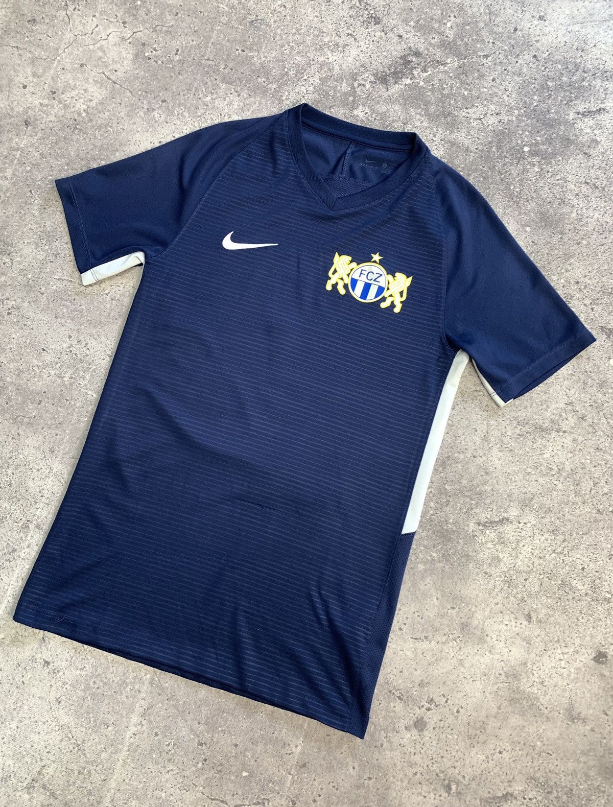 Nike Vintage Nike Zurich blockcore tee y2k sk8 streetwear faded Size US S / EU 44-46 / 1 - 5 Thumbnail