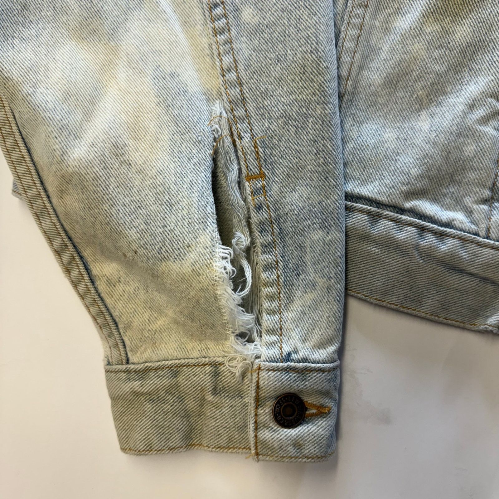 Levi's 90'S Levi's 70598-4834 Large Patch Denim Jacket Size Medium Size US M / EU 48-50 / 2 - 24 Thumbnail