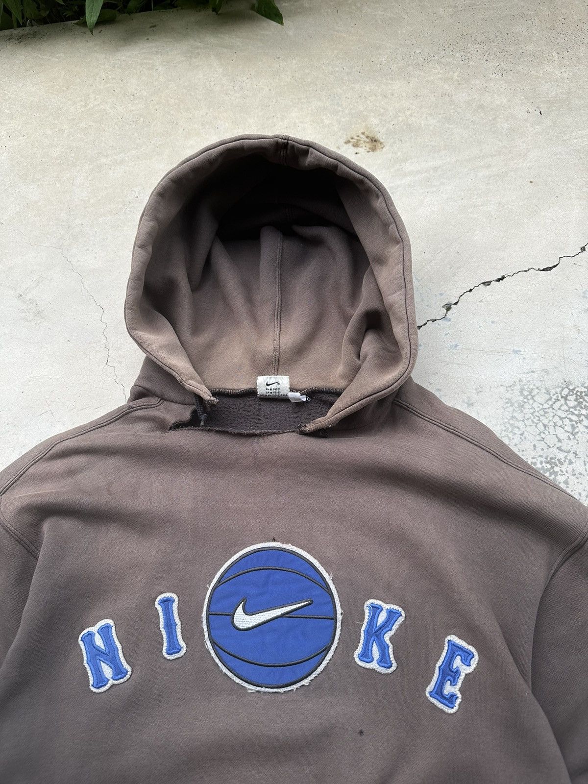 Nike Vintage THRASHED NIKE Center Logo Grunge Baggy Hoodie Size US L / EU 52-54 / 3 - 6 Thumbnail