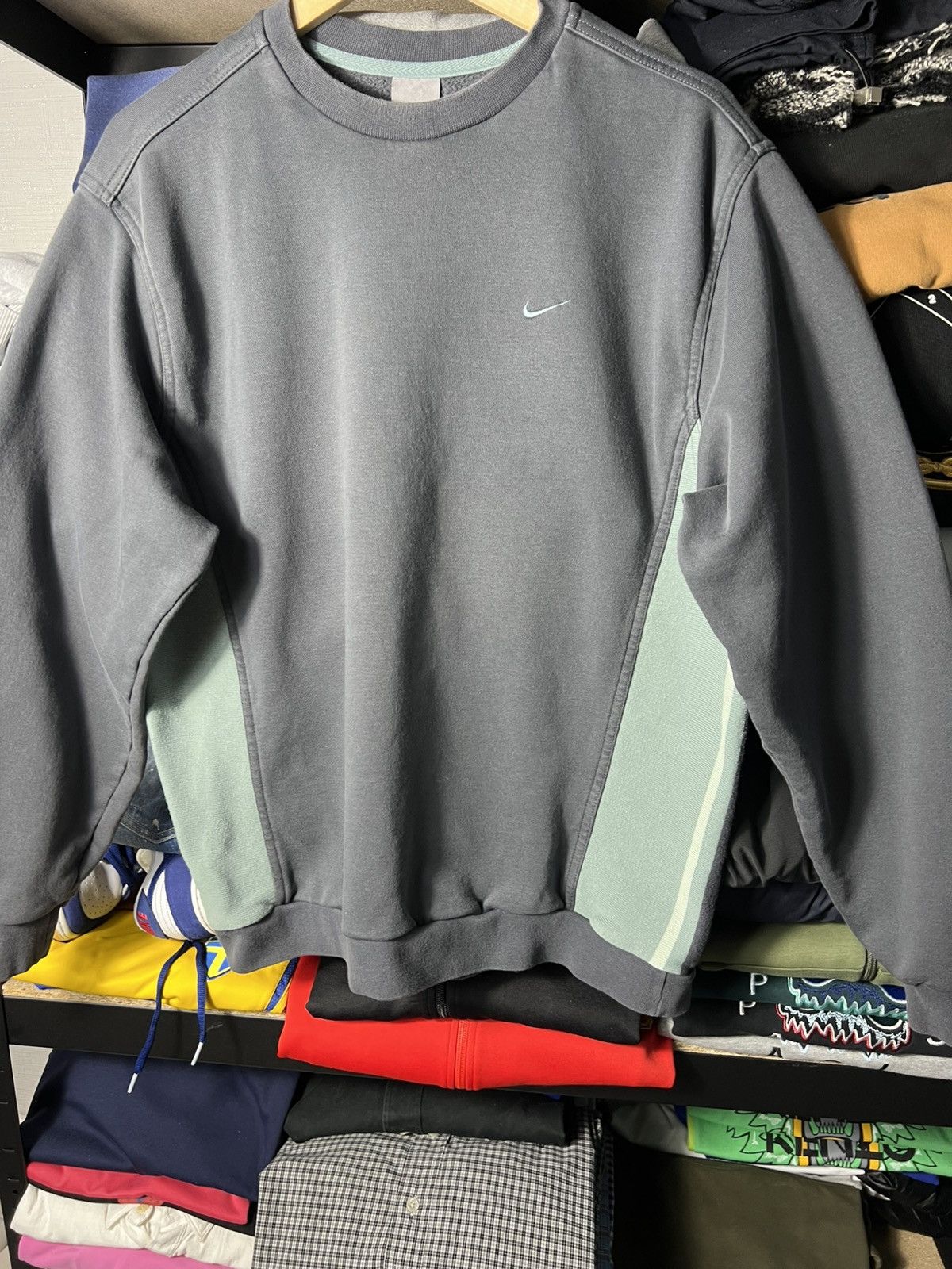 Nike 🩶 Vintage Nike Two-Tone Crewneck Sweatshirt — Size M Size US M / EU 48-50 / 2 - 3 Thumbnail