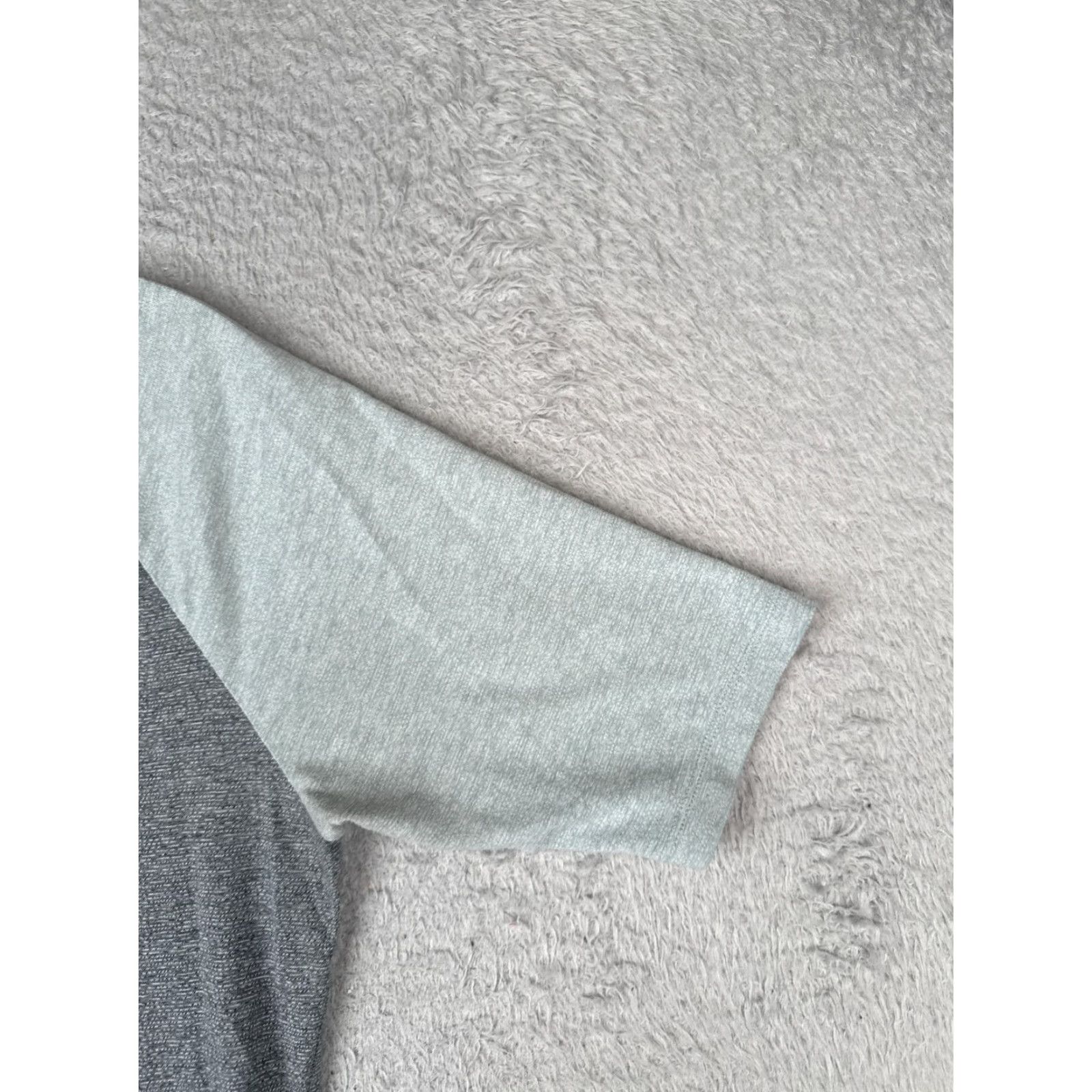 The North Face The North Face Shirt Women's Medium Blue Gray Raglan Style Polyester Blend READ Size M / US 6-8 / IT 42-44 - 2 Thumbnail