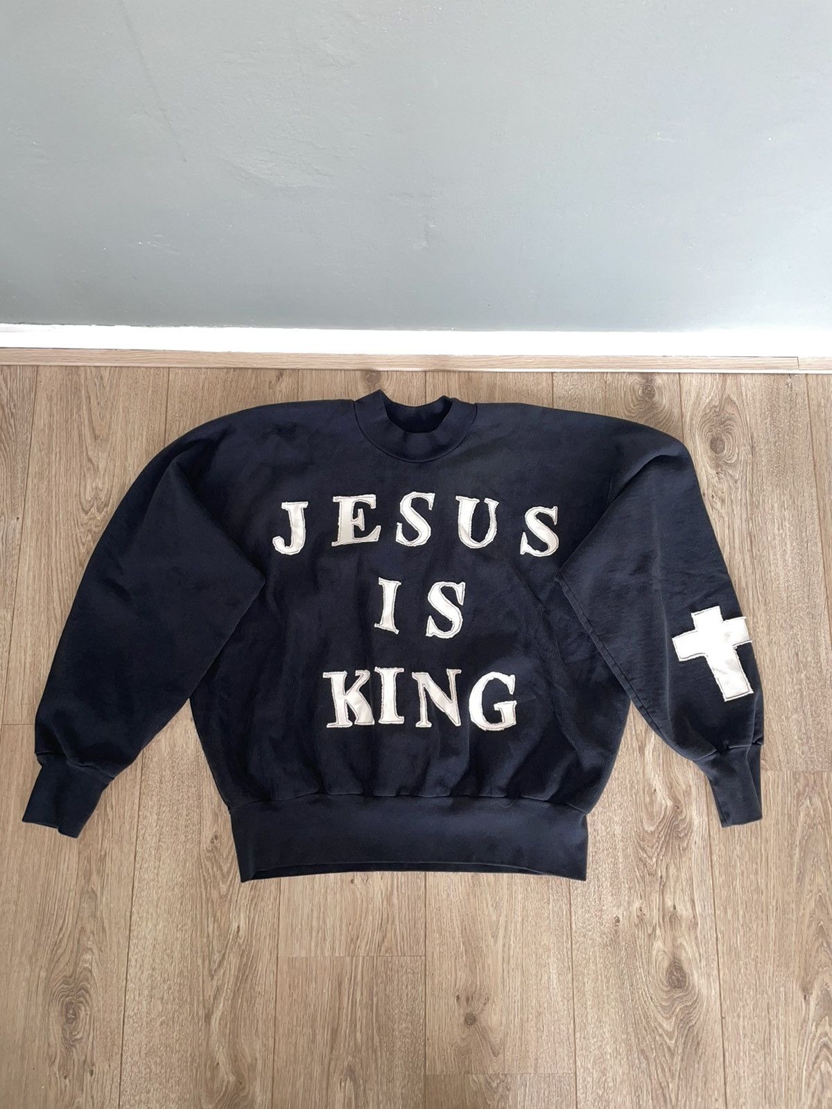 Yeezy Jesus Is King crewneck 公式