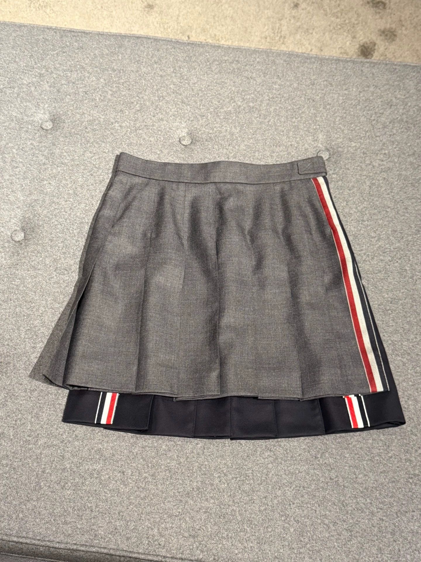 Thom Browne Thom Browne Colorblock Pleated Skirt Women's 38 Gray & Navy Size 26" / US 2 / IT 38 - 3 Thumbnail