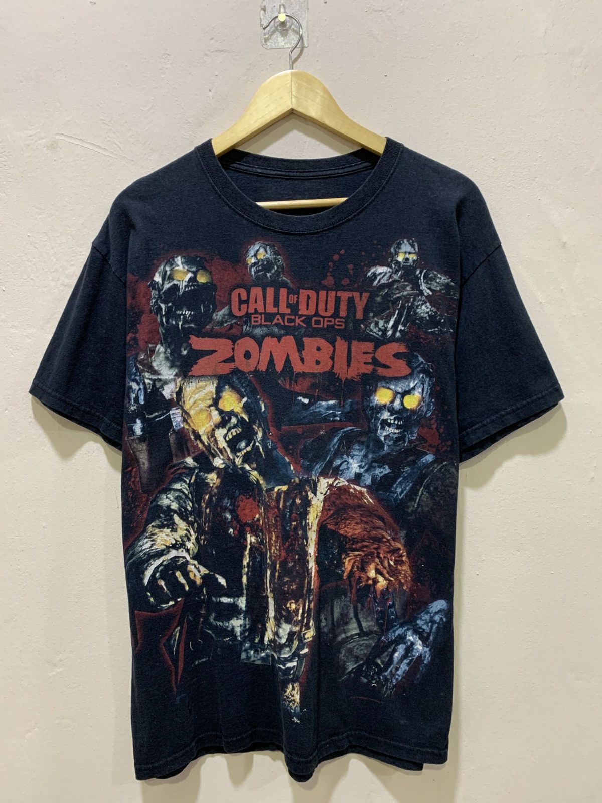 Vintage Vintage Call of Duty Ops Zombie Rare Faded Promo T Shirt Size US L / EU 52-54 / 3 - 1 Thumbnail