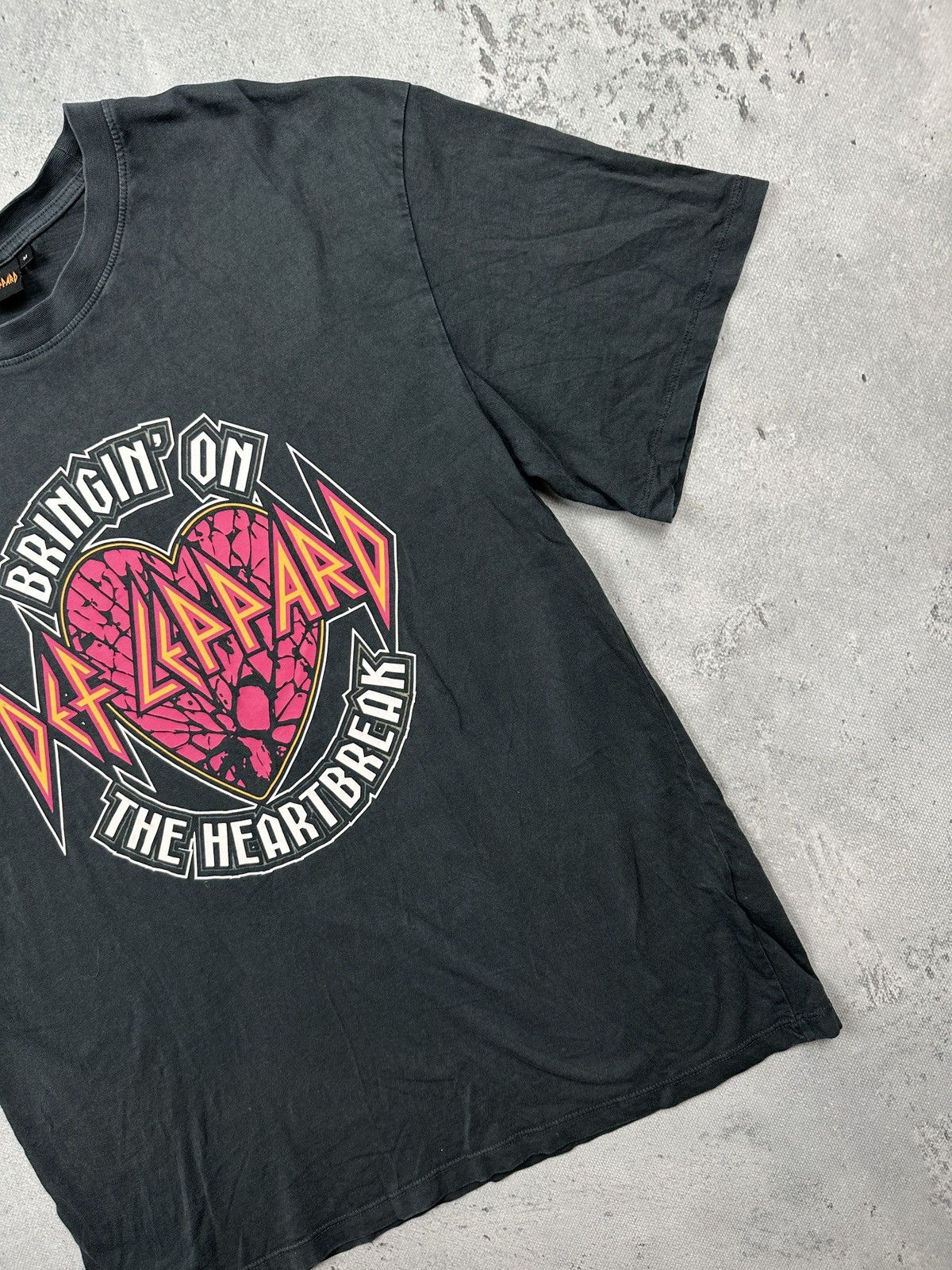 Band Tees Def Leppard "Bringin’ On the Heartbreak" Graphic Tee 2021 Size US M / EU 48-50 / 2 - 3 Thumbnail