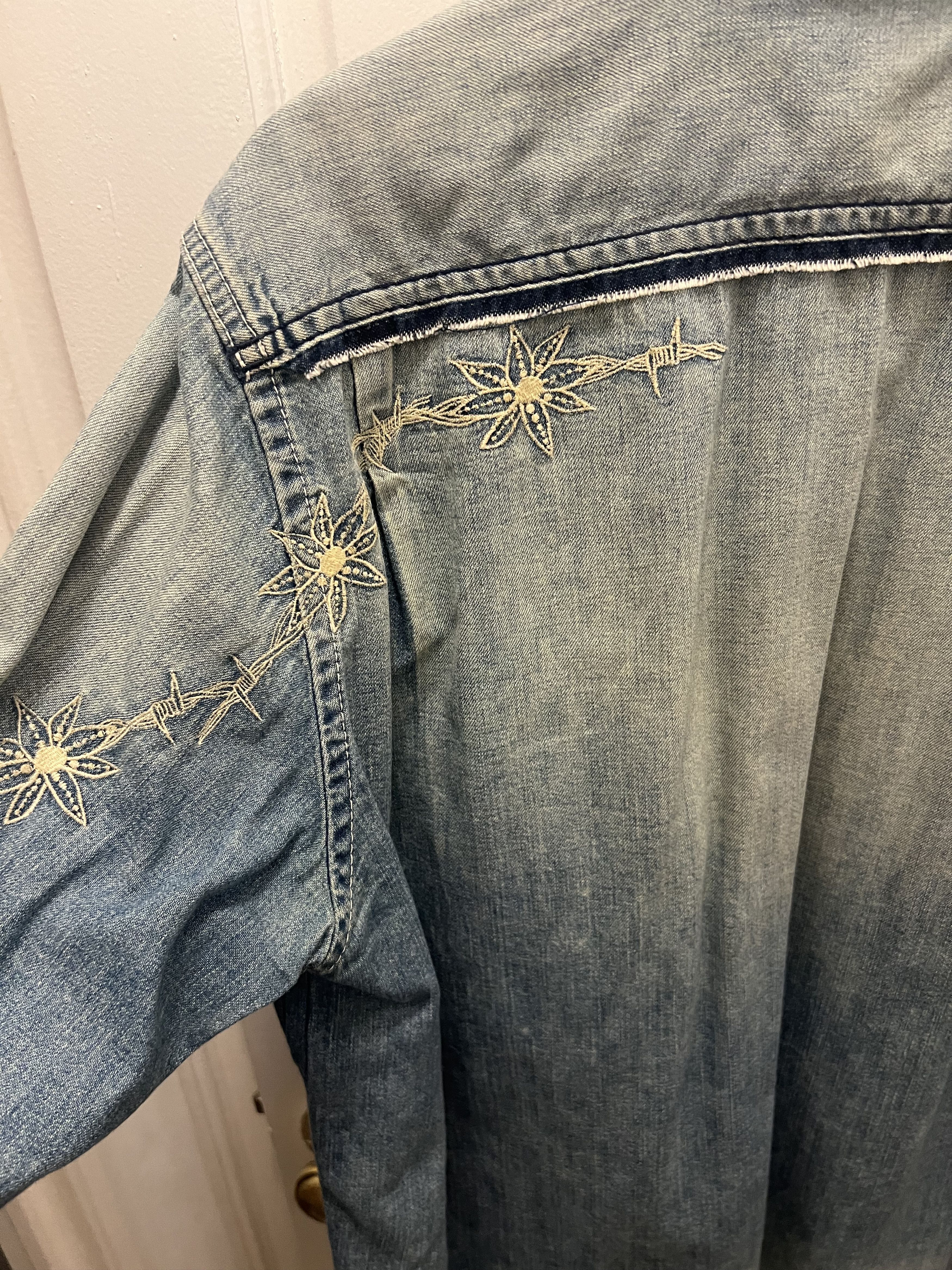 Sacai $1110 Embroidered Reworked Western Denim Shirt Size US L / EU 52-54 / 3 - 3 Thumbnail