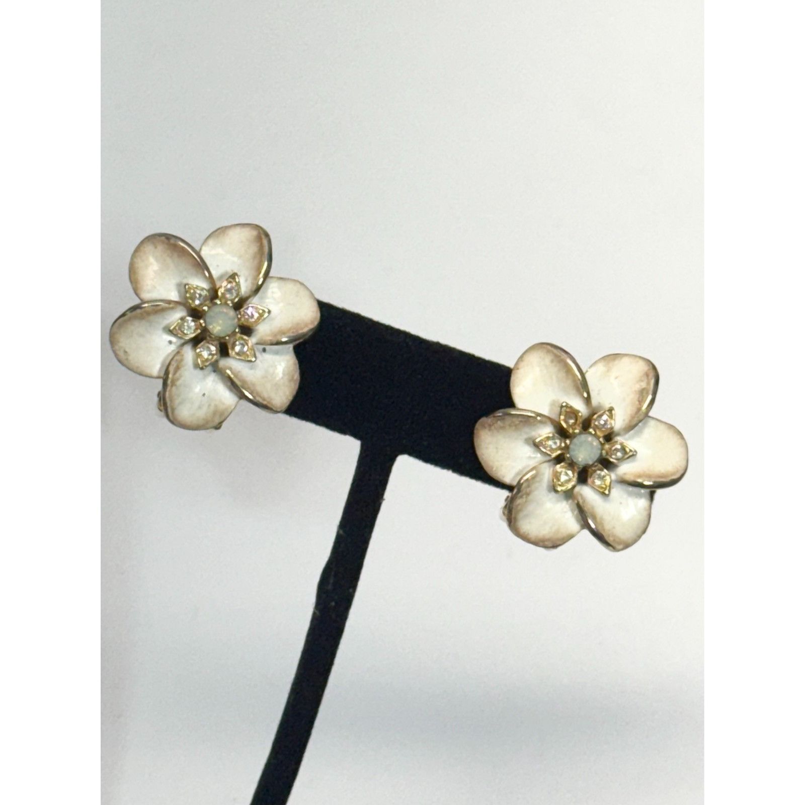 Vintage Vintage white enamel rhinestone flower clip on earrings Size ONE SIZE - 1 Thumbnail