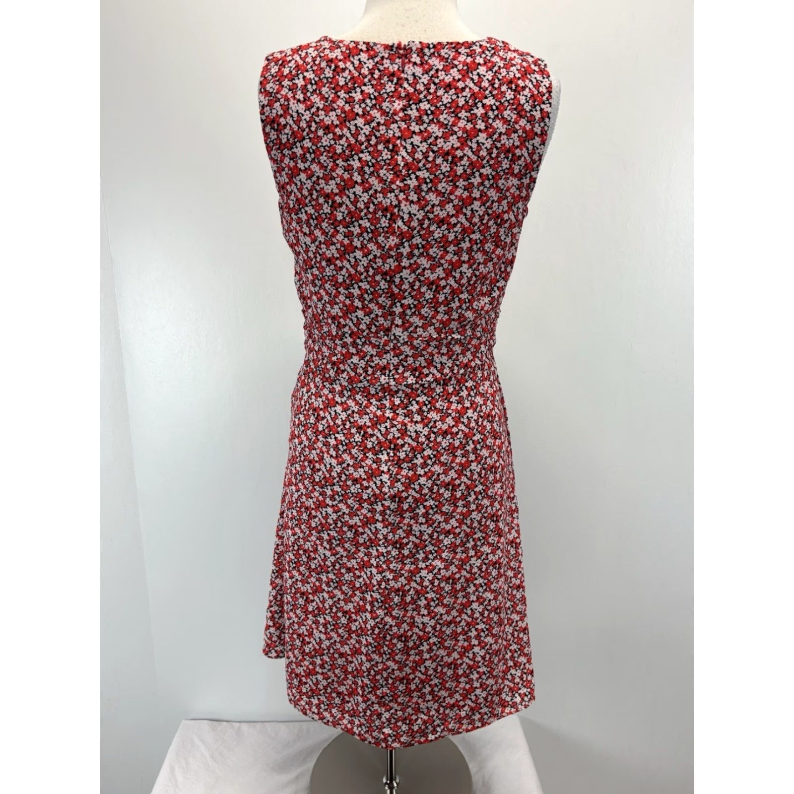 Ralph Lauren Lauren Ralph Lauren Dress Women 8 Sleeveless Red Floral Crepe Ditsy Knee V-Neck A-Line Party Casual Size M / US 6-8 / IT 42-44 - 3 Thumbnail
