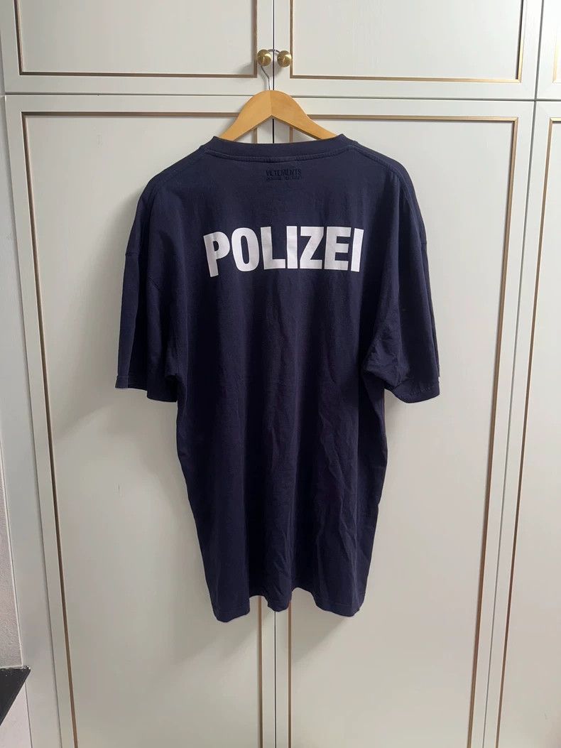 Vetements Vetements Polizei Slogan Short Sleeve in Dark Blue Size US L / EU 52-54 / 3 - 1 Thumbnail
