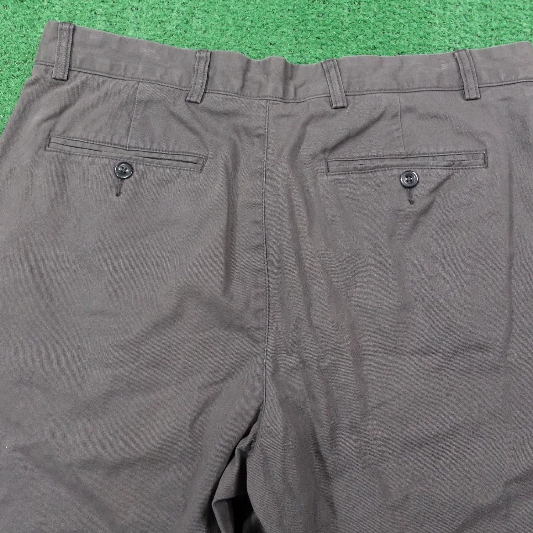 Roundtree & Yorke Roundtree & Yorke Shorts Mens 36 Gray Chino Relaxed Fit 100% Cotton Casuals Shorts Mens 36 Gray Chino Relaxed Fit 100% Cotton Size US 36 / EU 52 - 4 Thumbnail