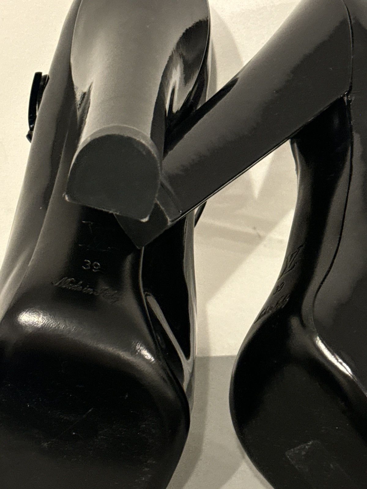 Louis Vuitton Runway Louis Vuitton By Marc Jacobs Fall 2011 heels Size US 8.5 / IT 38.5 - 6 Thumbnail