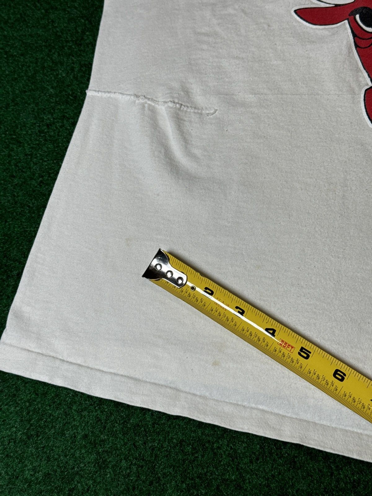 Nutmeg × Vintage Vintage 90s Chicago Bulls Nutmeg Mills Repaired T Shirt Size US L / EU 52-54 / 3 - 7 Thumbnail