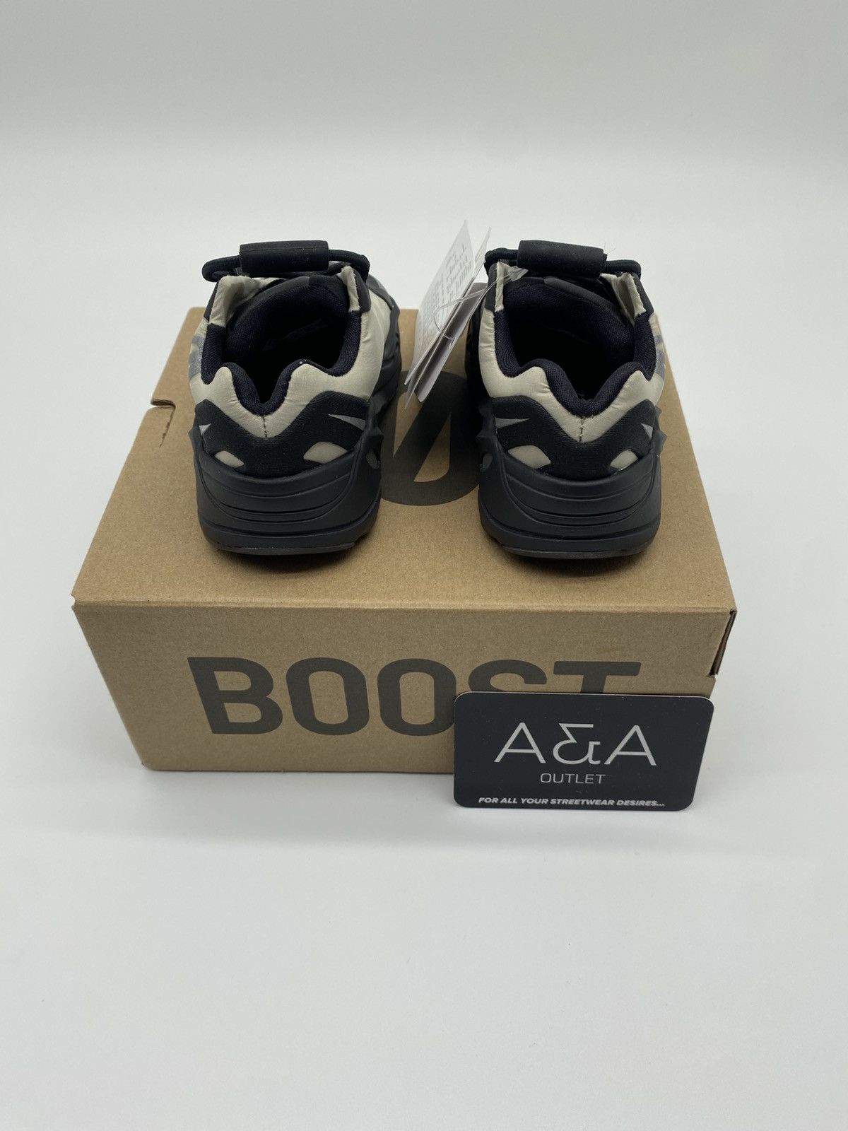 Adidas Yeezy Boost 700 MNVN Bone Infants US 4K Brand New Size US 4 / IT 34 - 4 Thumbnail