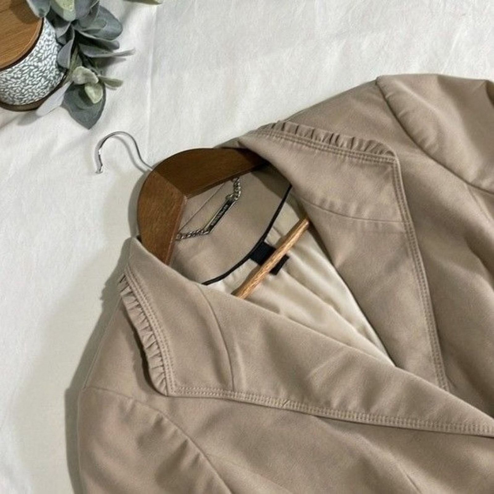 White House Black Market White House Black Market Two Button Blazer Beige 4 Size S / US 4 / IT 40 - 7 Thumbnail