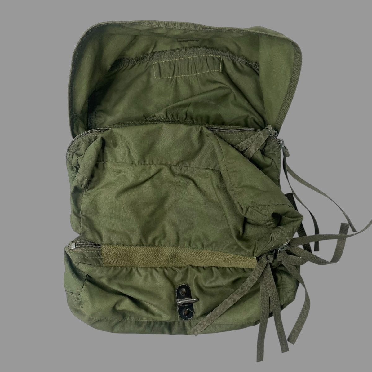 Vintage Vintage 1980s military combat bag Size ONE SIZE - 3 Thumbnail