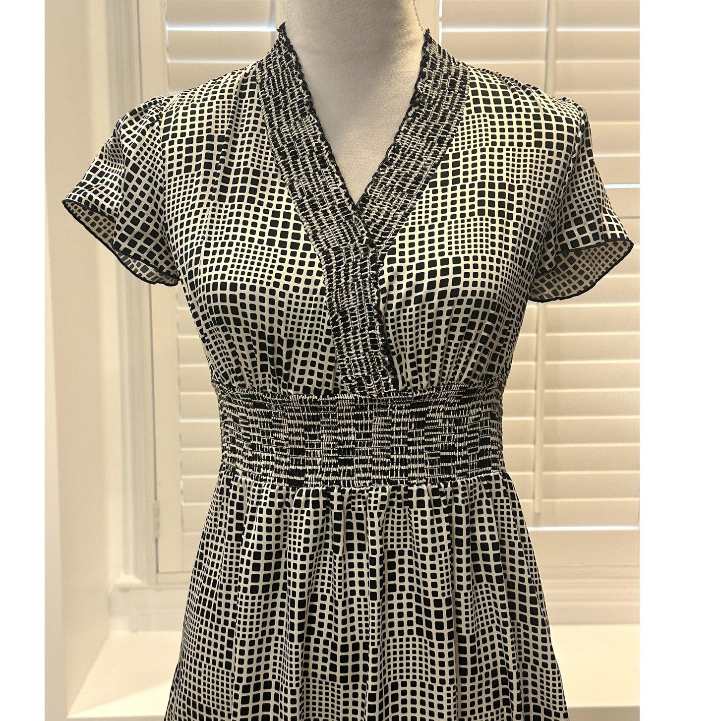 Banana Republic Banana Republic Black White Short Sleeve V Neck Midi Dress 0 Size XS / US 0-2 / IT 36-38 - 2 Thumbnail