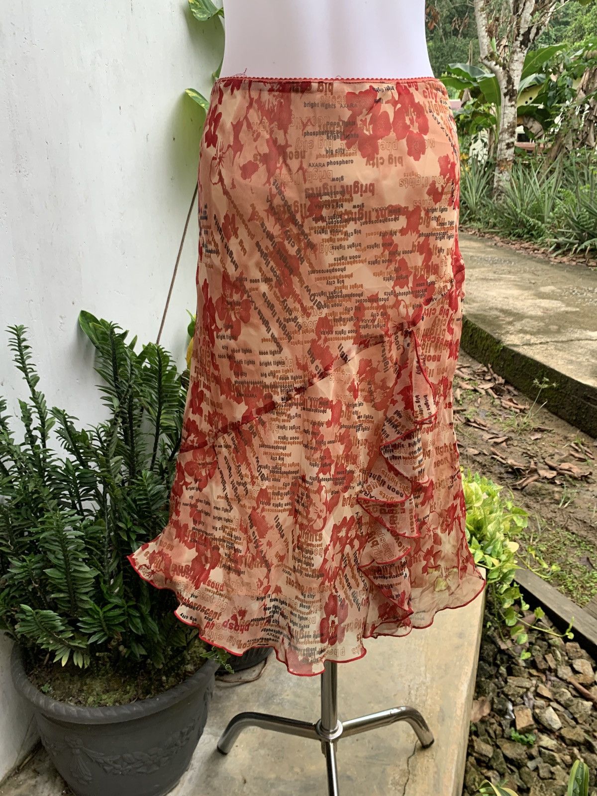 Japanese Brand y2k MYdeGIRL Japan Floral Word Ruffle Mesh Midi Skirt Size 28" / US 6 / IT 42 - 2 Thumbnail