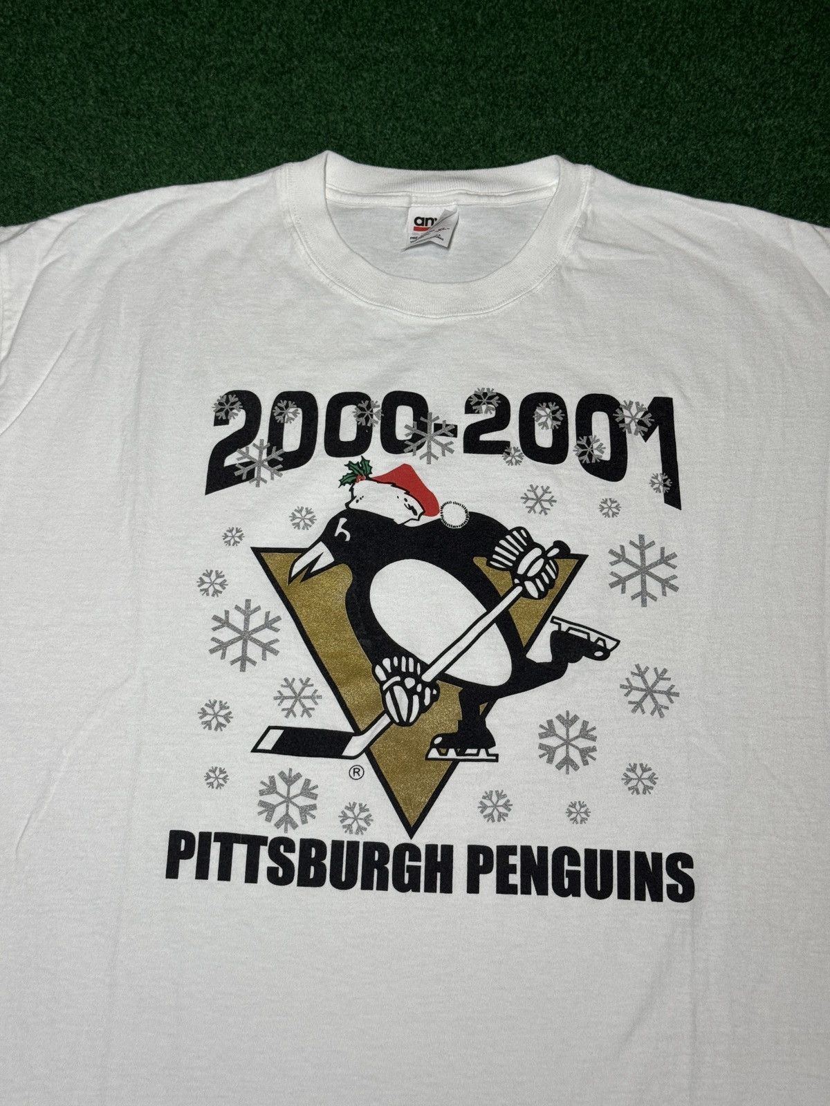 Vintage Vintage Y2K Pittsburgh Penguins Christmas Santa XL T Shirt Size US XL / EU 56 / 4 - 2 Thumbnail