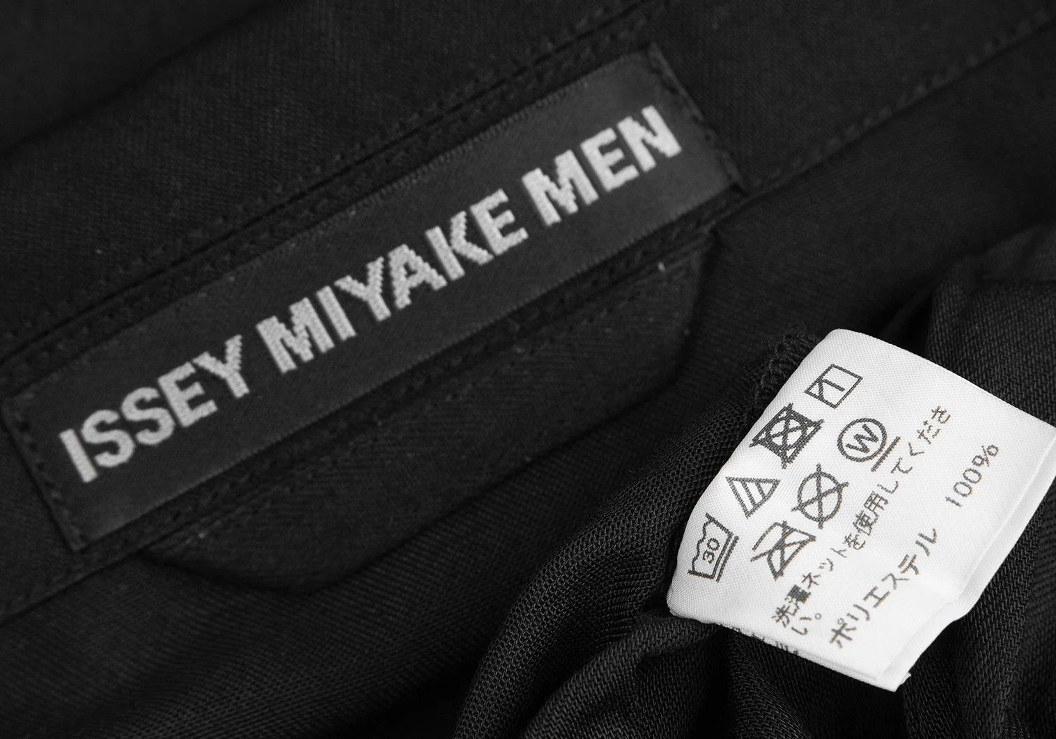 Issey Miyake Pleats Jacket in Black with Shoulder Pads Size US XL / EU 56 / 4 - 15 Thumbnail
