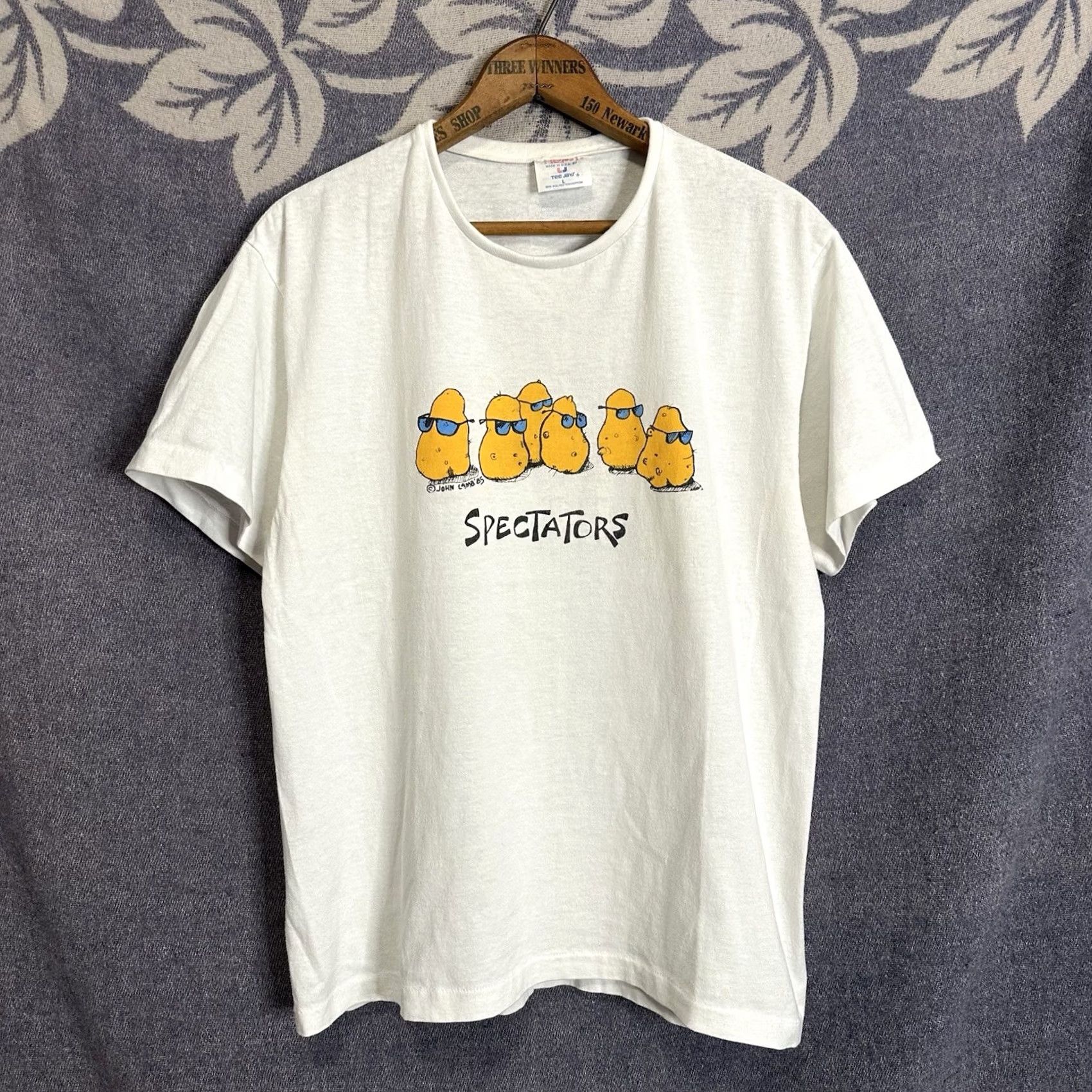 TEE JAYS VINTAGE John Lamb Spectators Art T Shirt Tee Jays L White 50/50 80s Mens Size US L / EU 52-54 / 3 - 2 Thumbnail