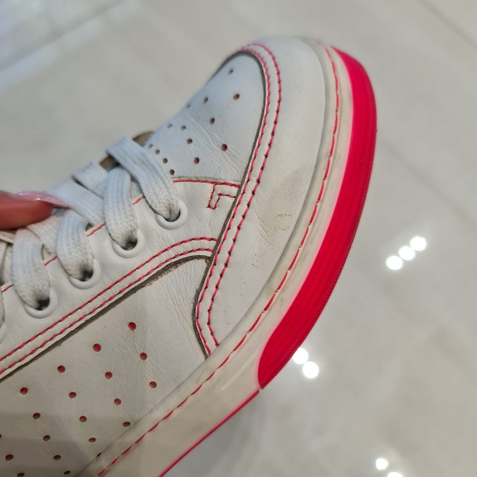 Chanel Chic Chanel White Calfskin Low-Top CC Logo Sneakers Size 36 Size US 5 / IT 35 - 6 Thumbnail