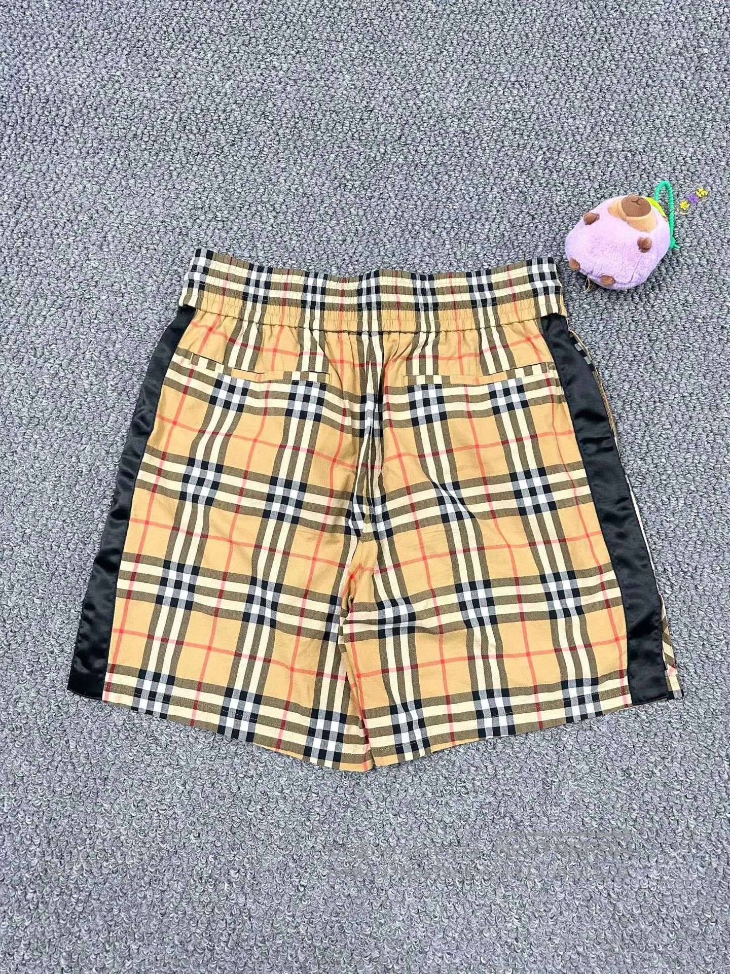 Burberry Burberry size UK4 Classic khaki check black edge silk shor Size 25" / US 0 / IT 36 - 2 Thumbnail