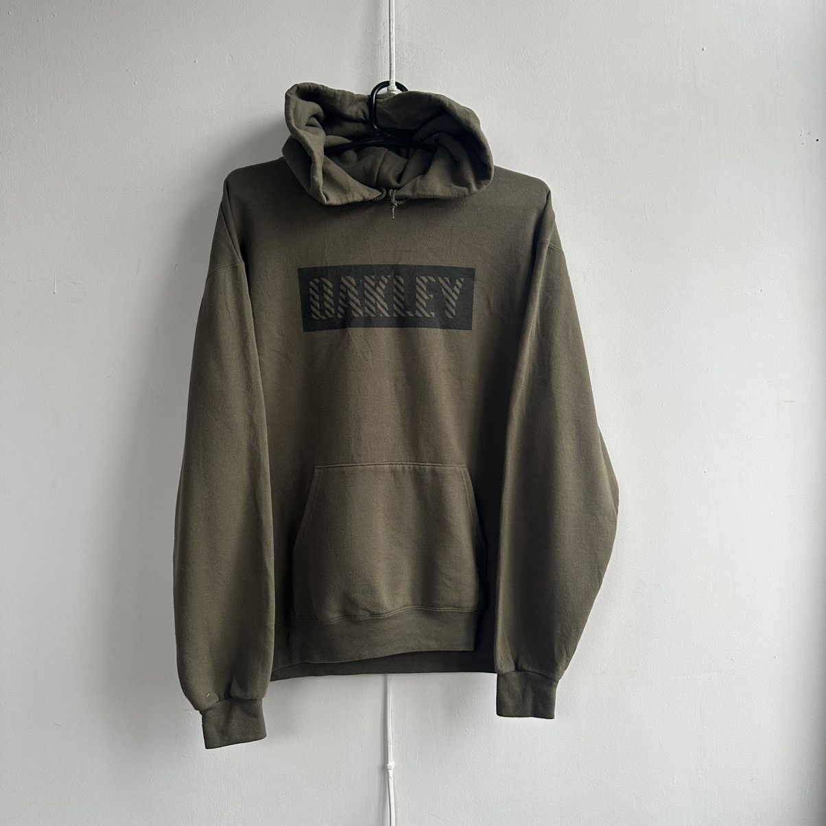 Vintage 2005 Vintage Oakley Hoodie center logo y2k Size US L / EU 52-54 / 3 - 10 Thumbnail
