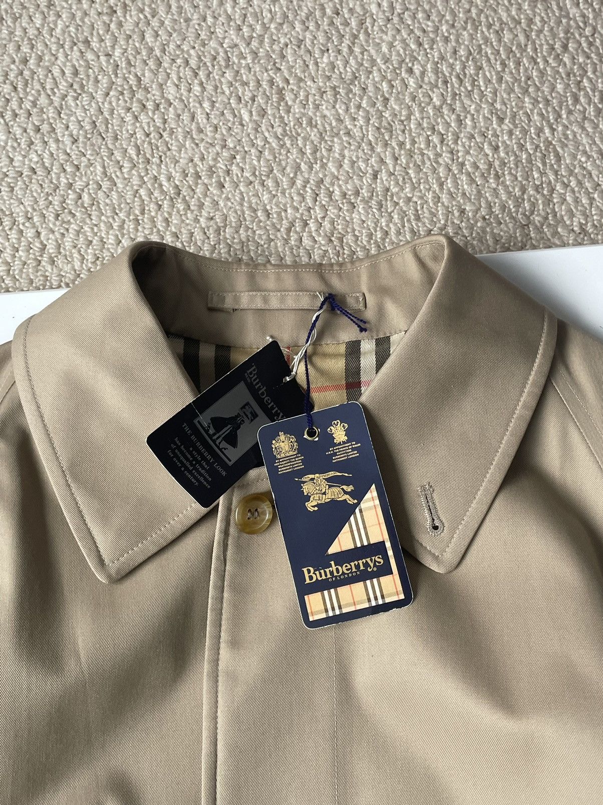 Bnwt vintage 90's Burberry trench coat (rare) with scarf