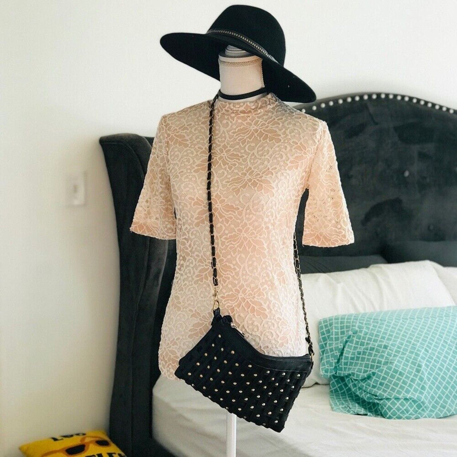Forever 21 Mock Neck Bell Short Sleeve Blouse Sheer Floral Lace Design Size M / US 6-8 / IT 42-44 - 1 Thumbnail