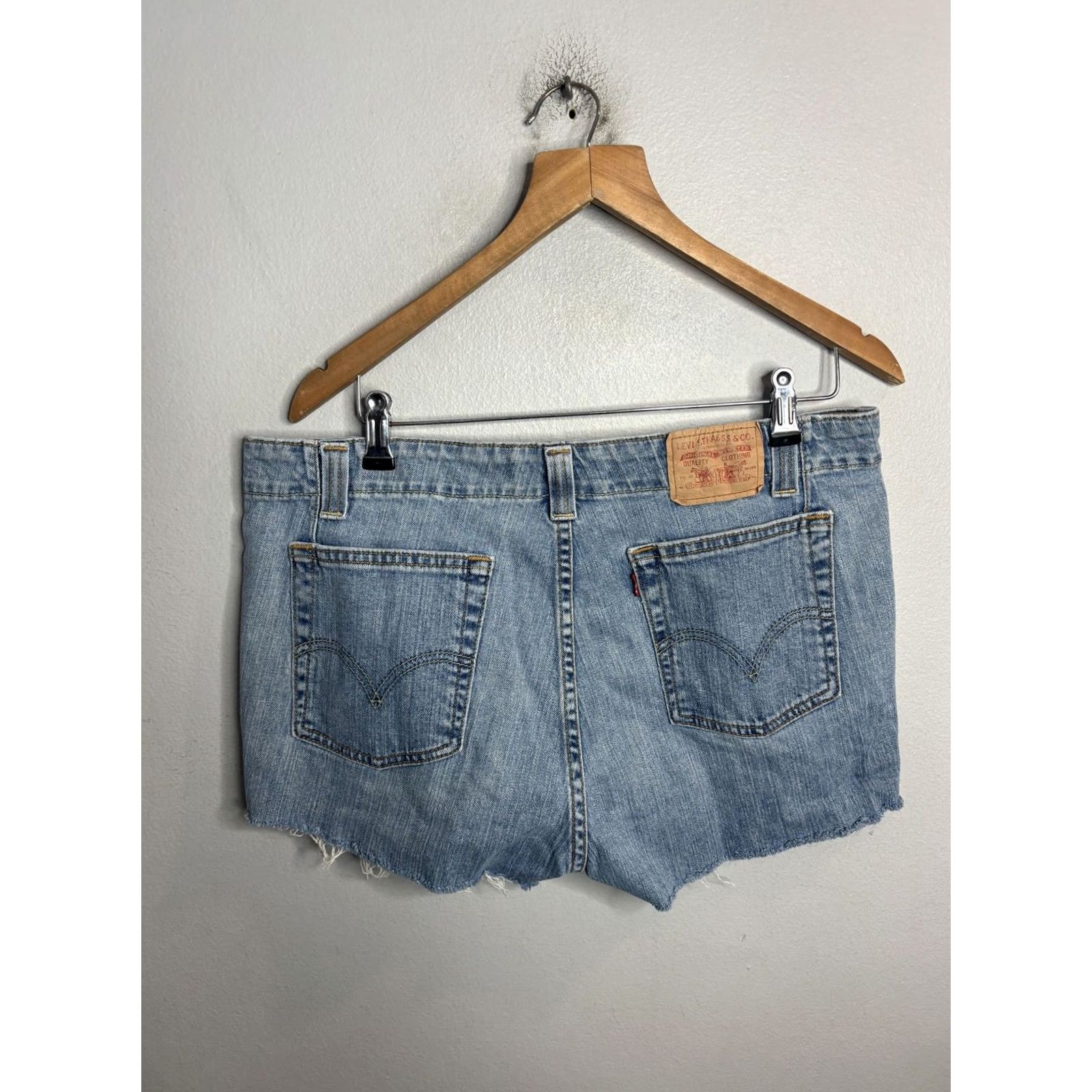 Levi's VINTAGE Levi's Shorts Womens 14 Blue Denim Cut-Off Boot Cut Raw Hem Distressed 528 Fringed Front Flat Front 3 in Inseam Size 36" / US 14 / IT 50 - 5 Thumbnail