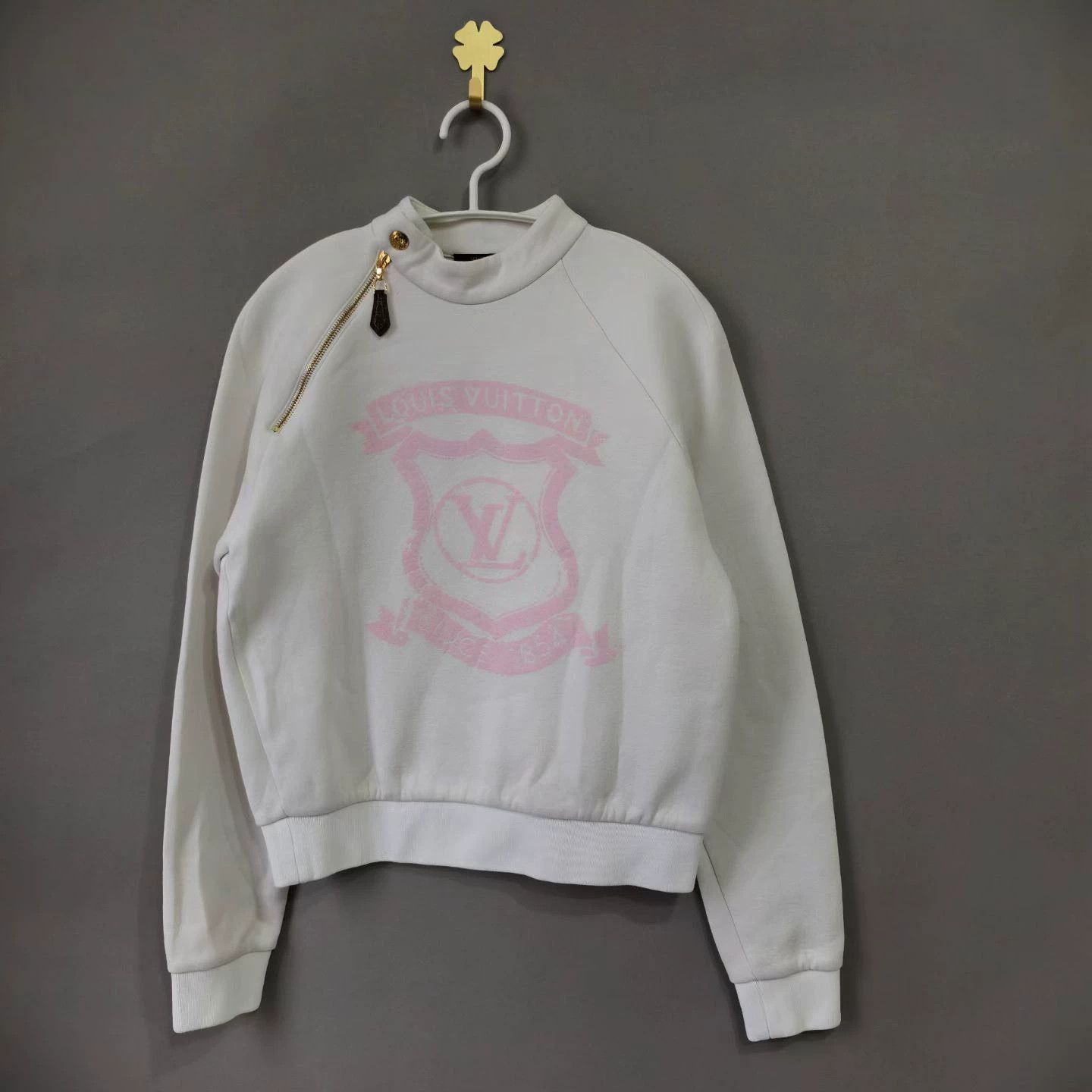 Louis Vuitton LV Badge Logo LS Sweatshirt S 99 Size S / US 4 / IT 40 - 1 Thumbnail